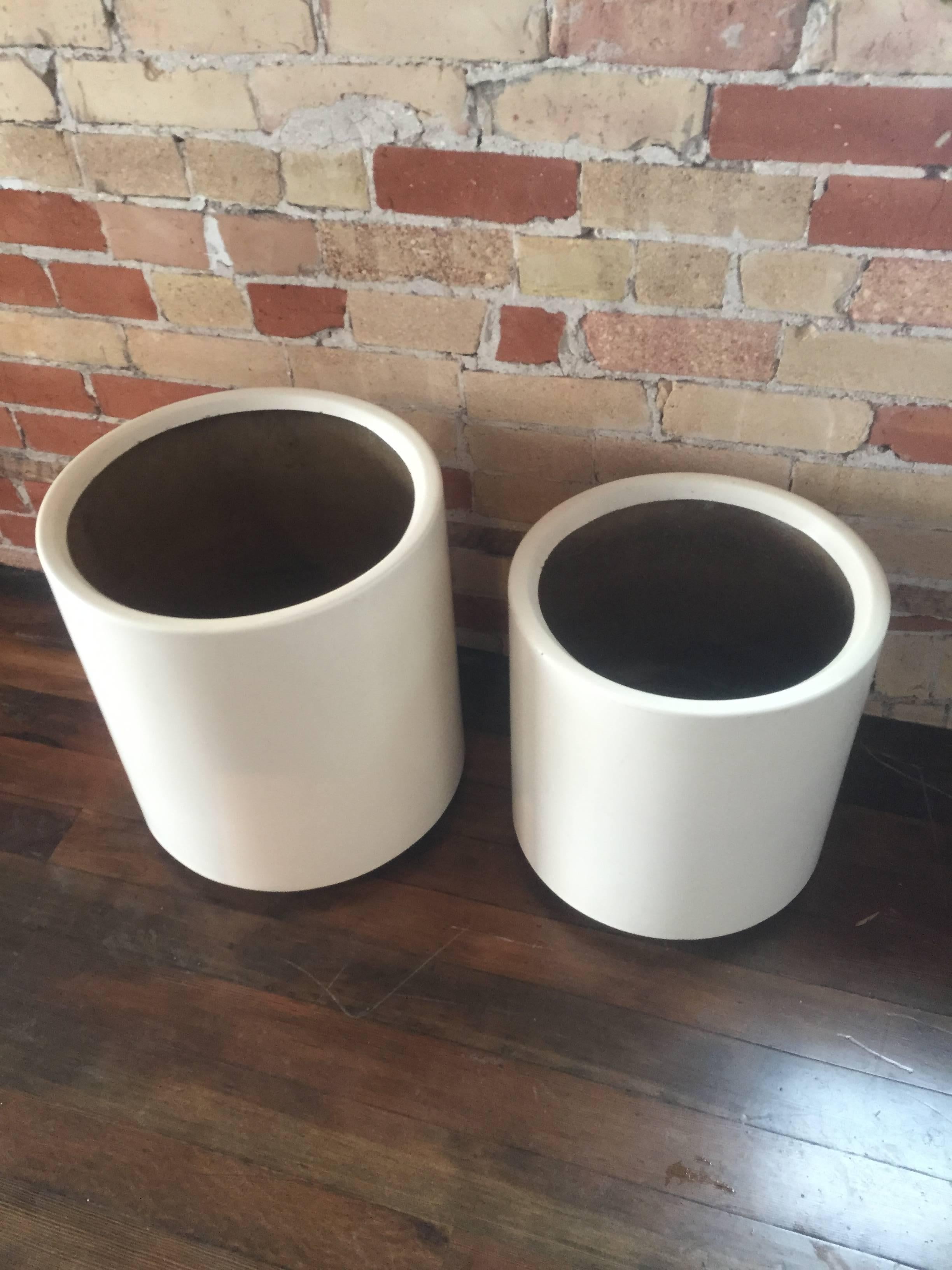 Mid-Century Modern Pair of Vintage Douglas Deeds Planters for Sintoform Architectural Fiberglass US