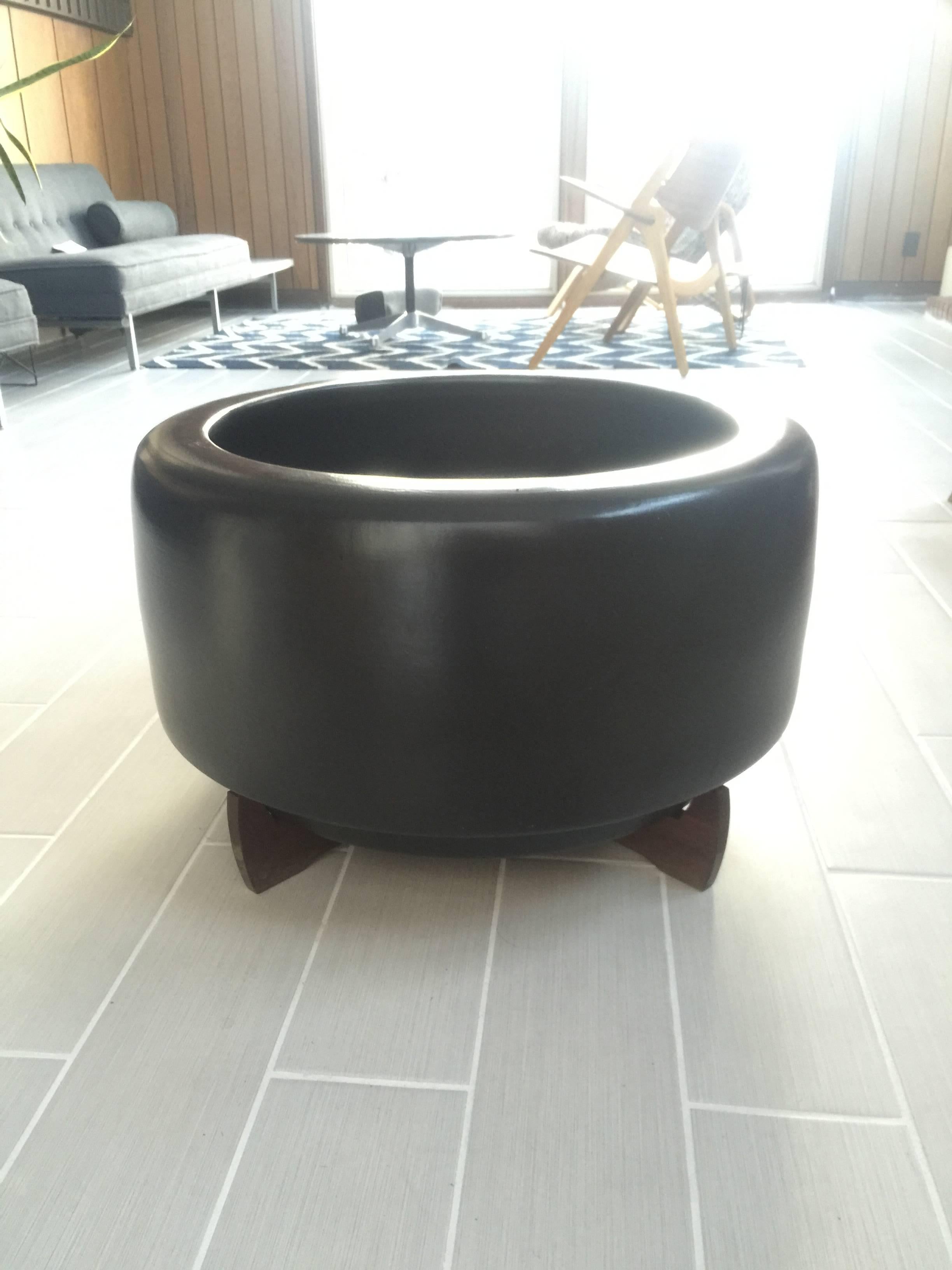this is a large pot and its in amazing condition 
no issues with base or ceramic....it is all original with the rare black glaze and walnut base 