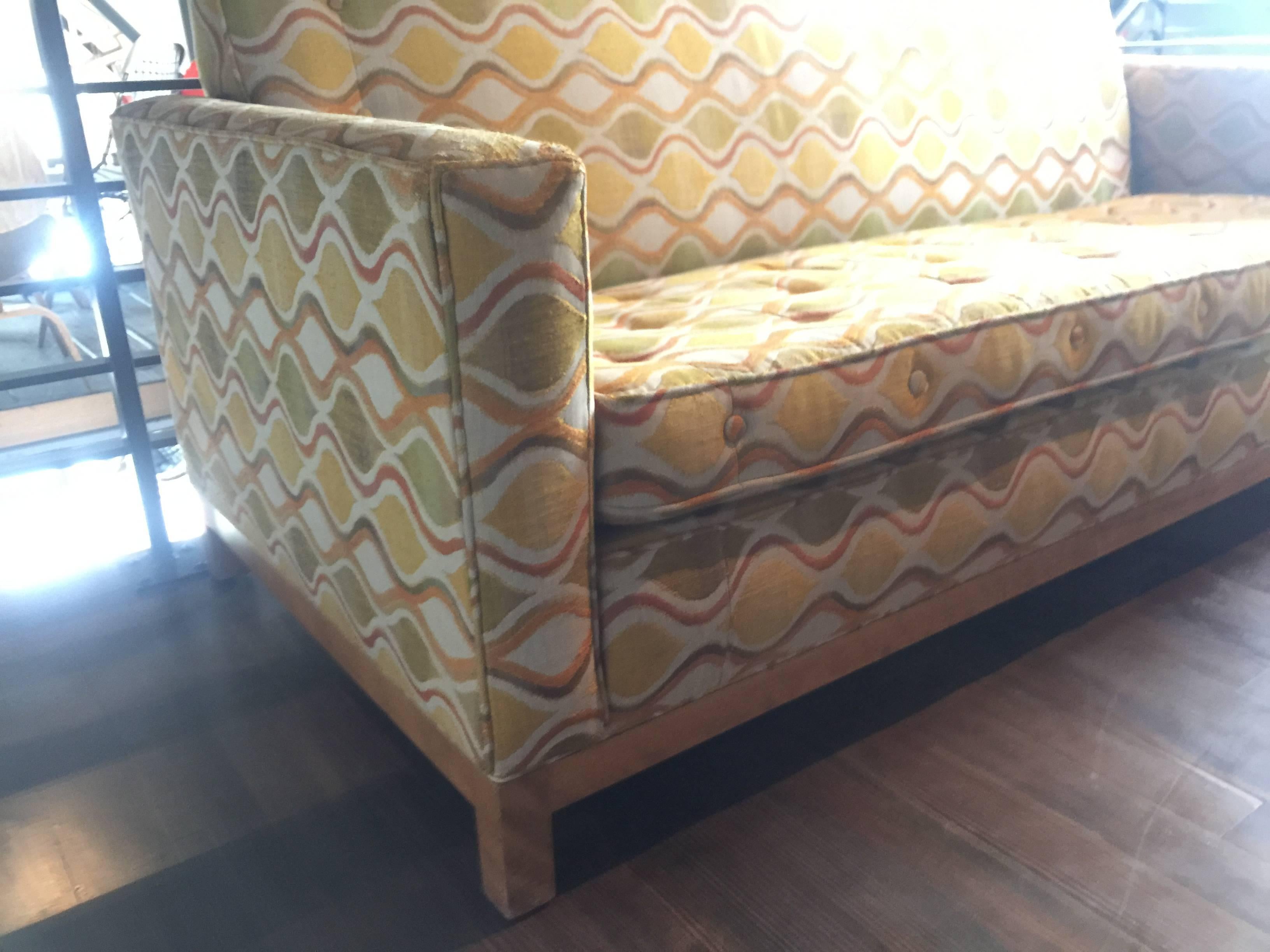 Stunning and super confortable Widdicomb sofa settee in fantastic condition. Foam is perfect and upholstery is in great shape
very little wear.
