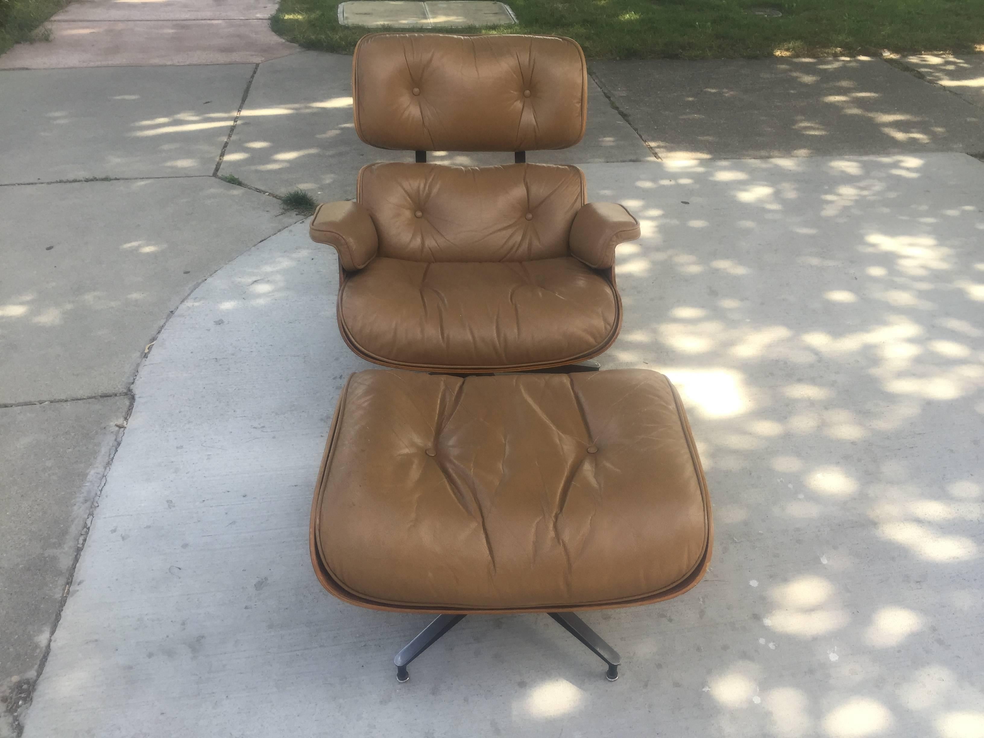 Early Vintage Eames Lounge in Camel Leather with Ottoman for Herman Miller In Good Condition In Salt Lake City, UT
