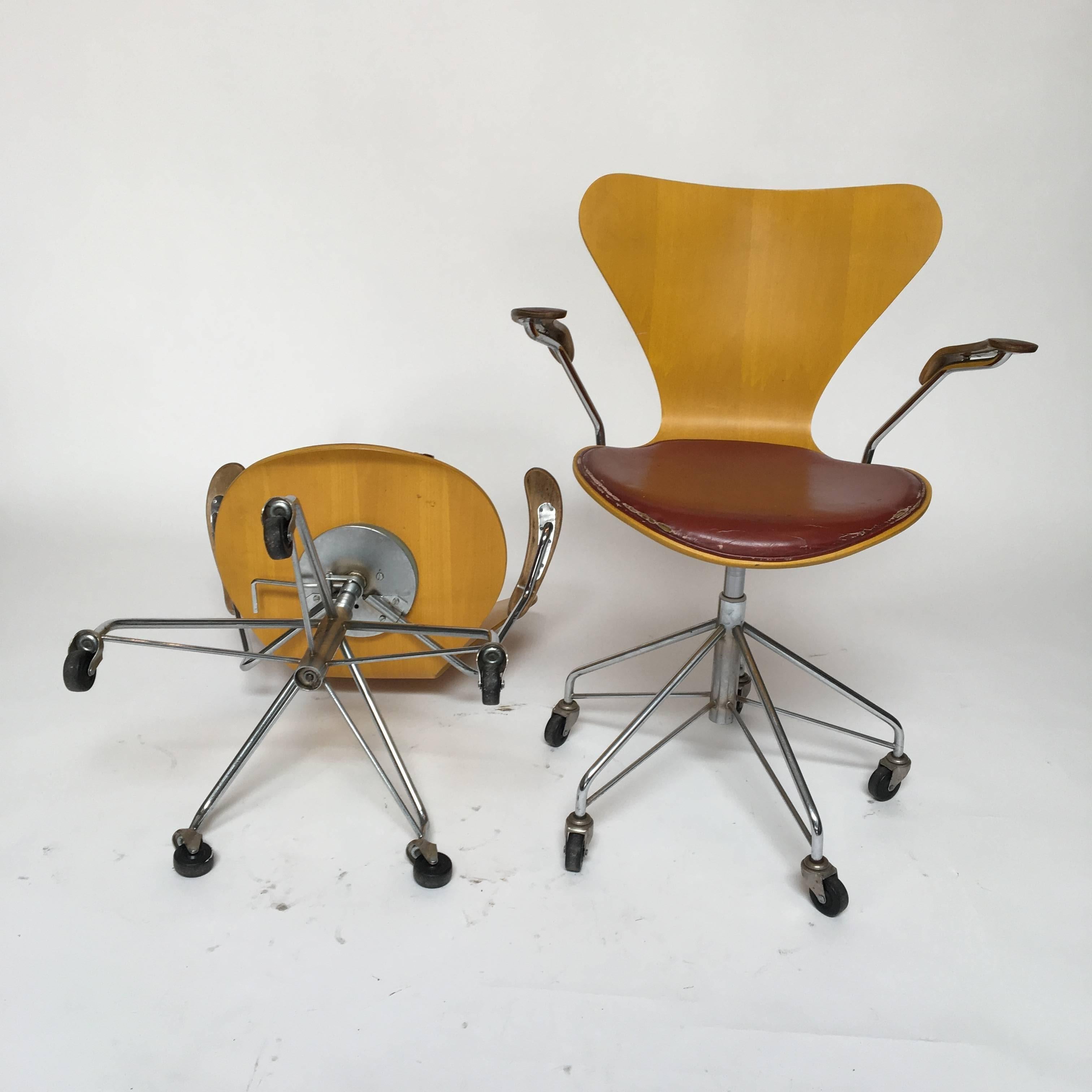 Beautiful office chairs model 3117 designed by Arne Jacobsen for Fritz Hansen
all the hydraulics work
they are both in great vintage condition
the only issue is the leather on the seats
they have a few tears
can possibly be fixed or just