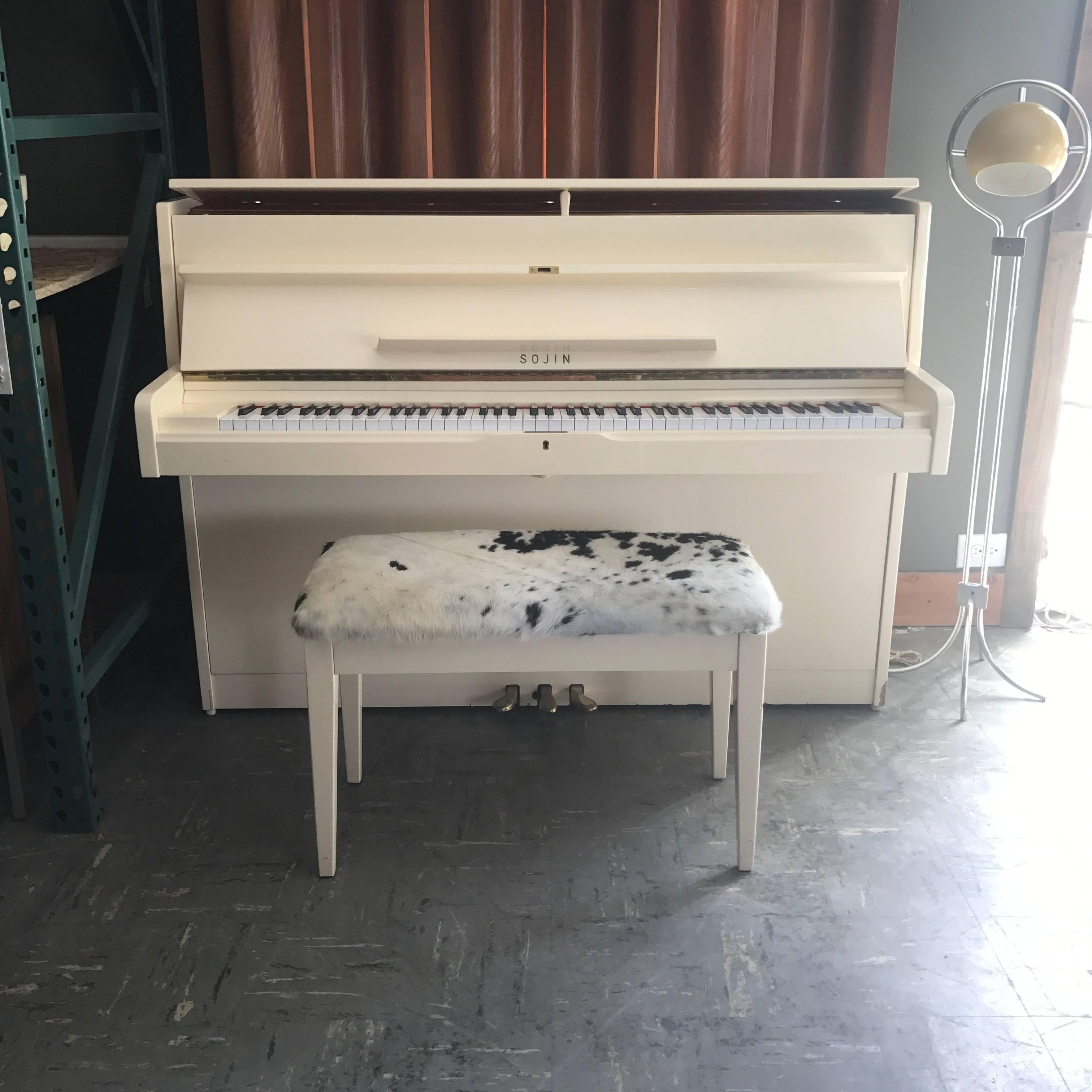 Gorgeous modern piano in great condition 
sounds amazing.
 