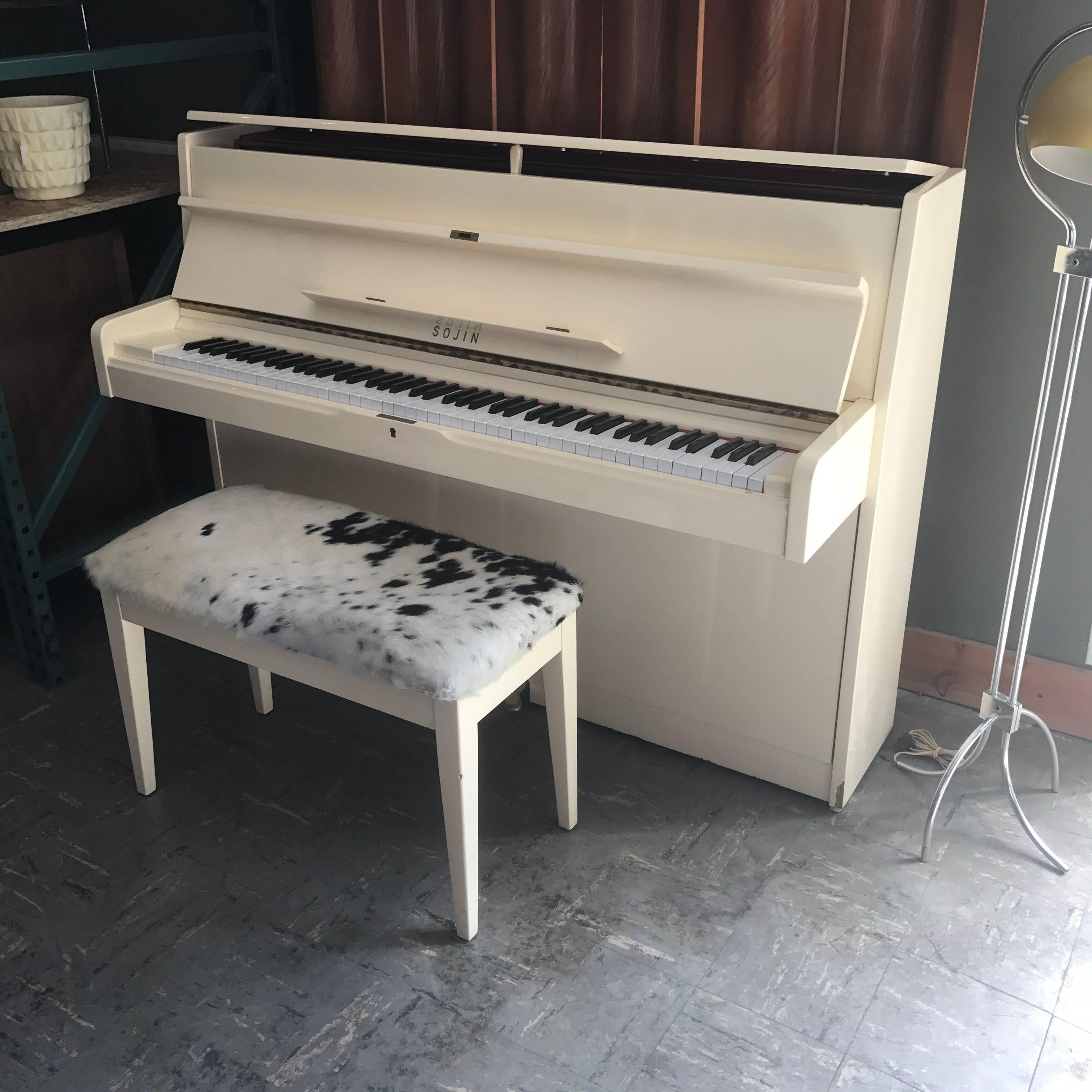 Mid-Century Modern White Piano with Bench In Excellent Condition In Salt Lake City, UT
