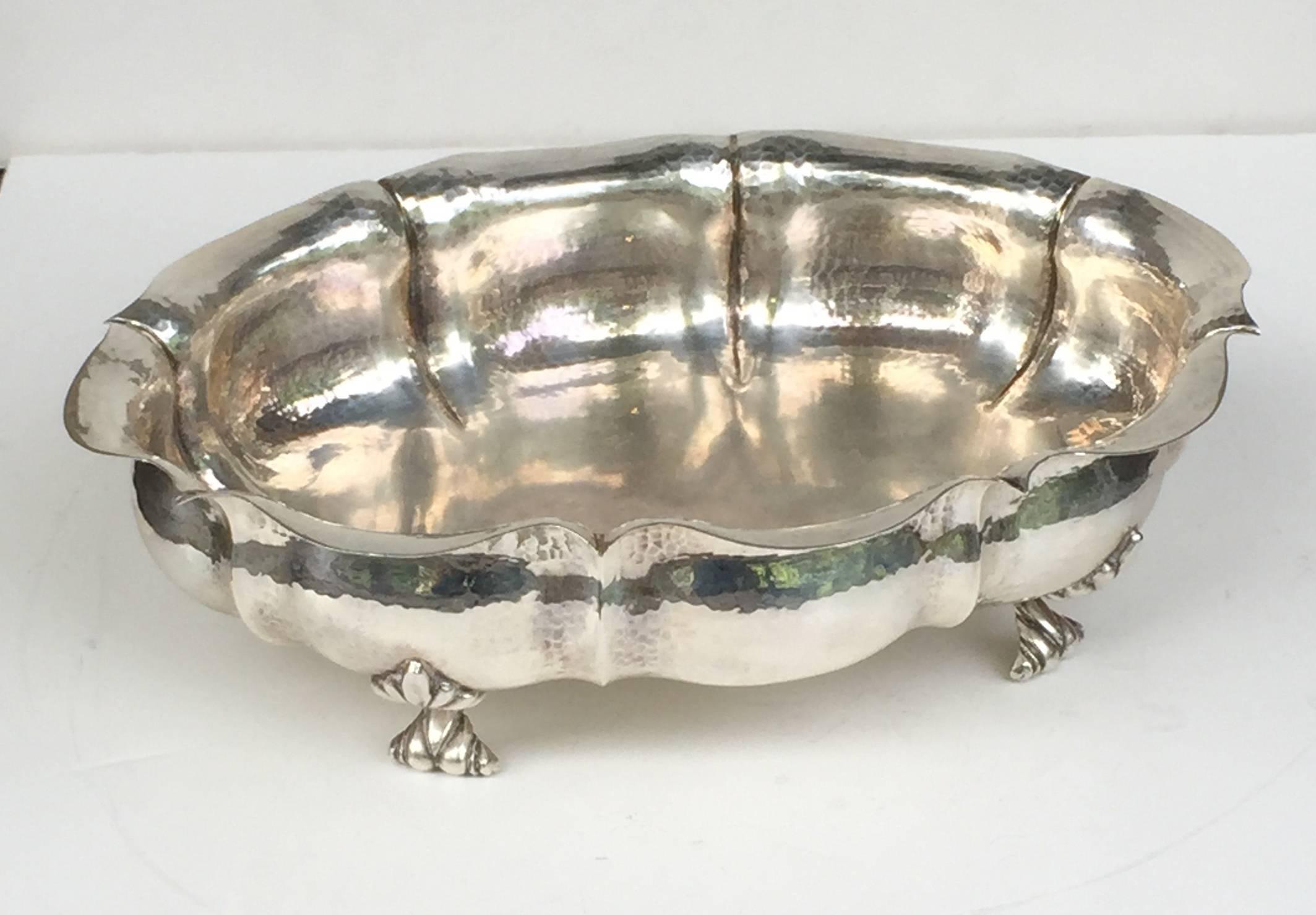 Lovely Baroque-style silver bowl with hammered body, the scalloped border over the well, on four cast and applied paw feet. Marked 