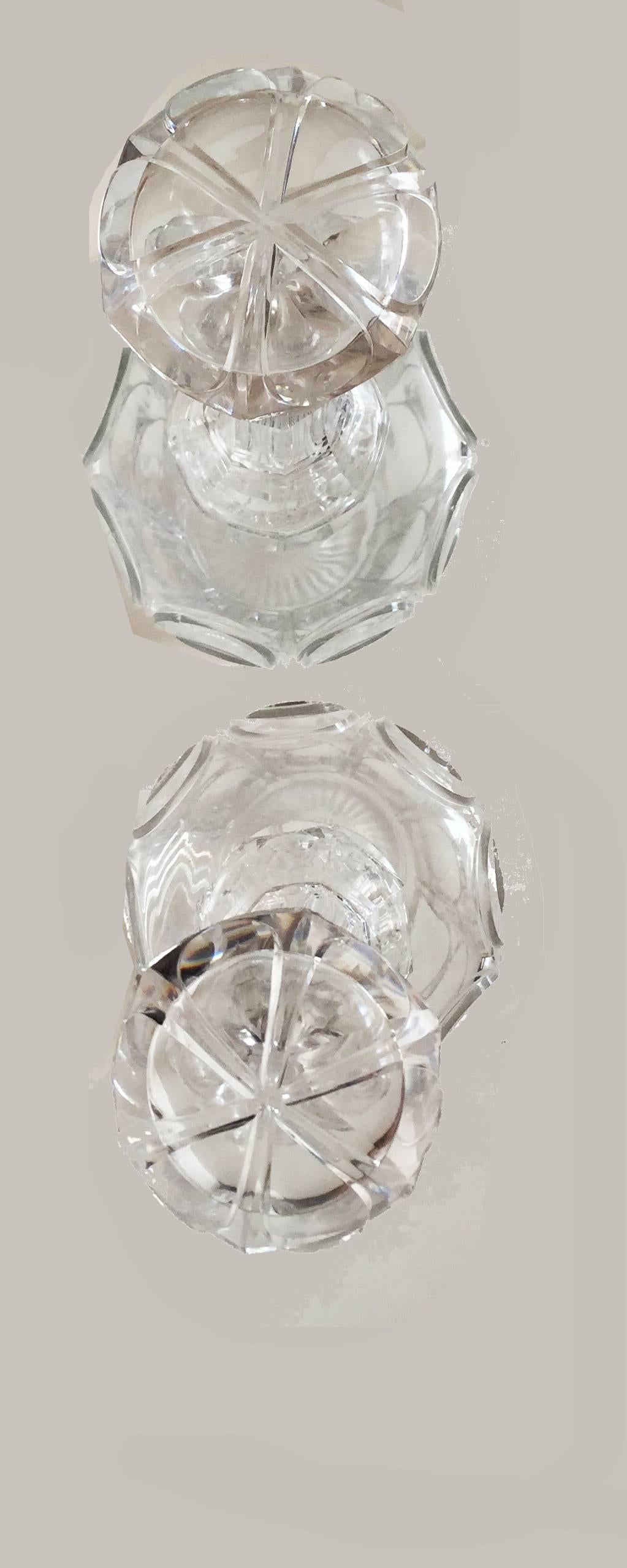 French Cut Crystal Blown and Molded Glass Pair of Decanters, circa 1880 In Excellent Condition For Sale In Brooklyn, NY