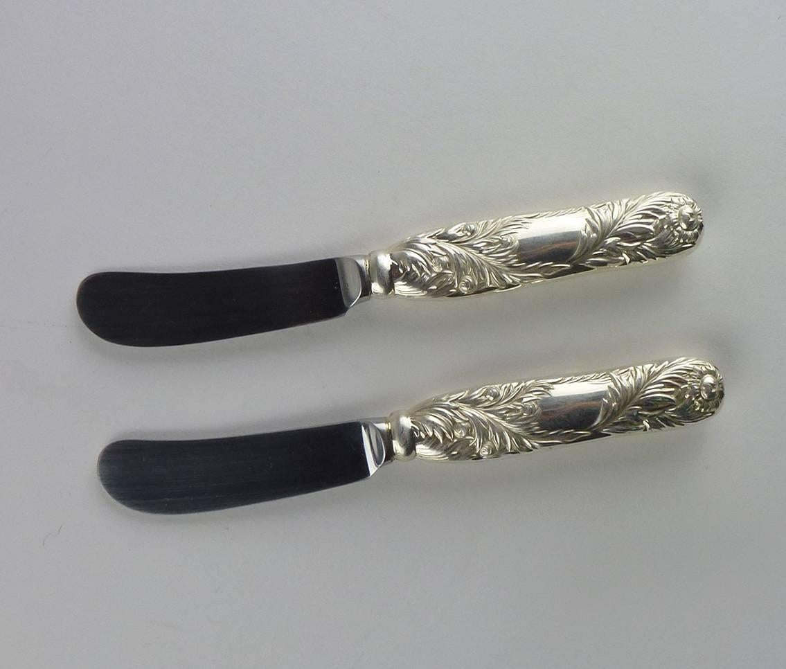 American Tiffany & Co. sterling silver chrysanthemum pattern pair of butter knives

Marked Tiffany & Co. Not monogrammed.

Late 20th century. 

6