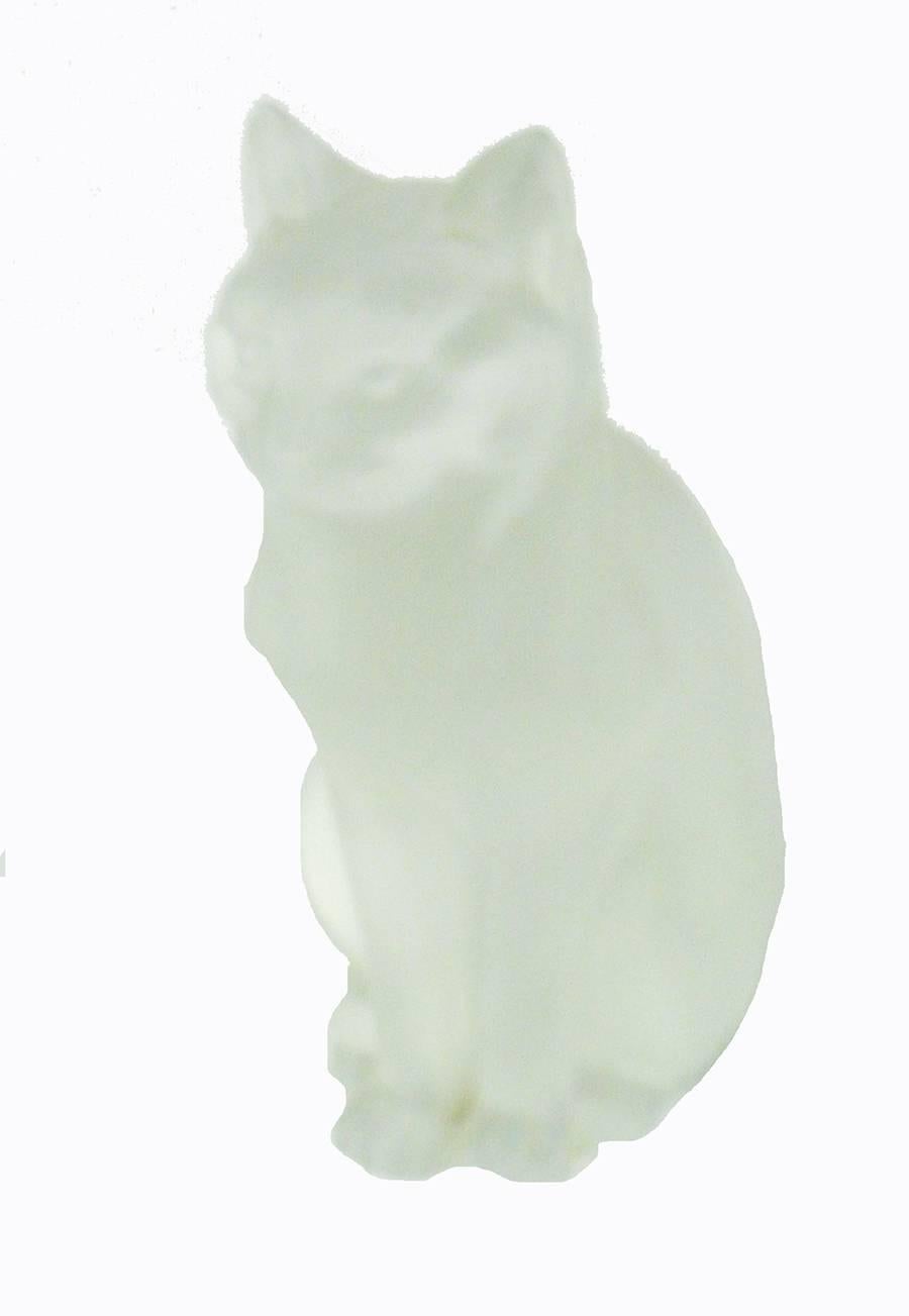 Art Deco French Lalique Frosted Glass Statuette of a Seated Cat Chat Assis, 1970s For Sale