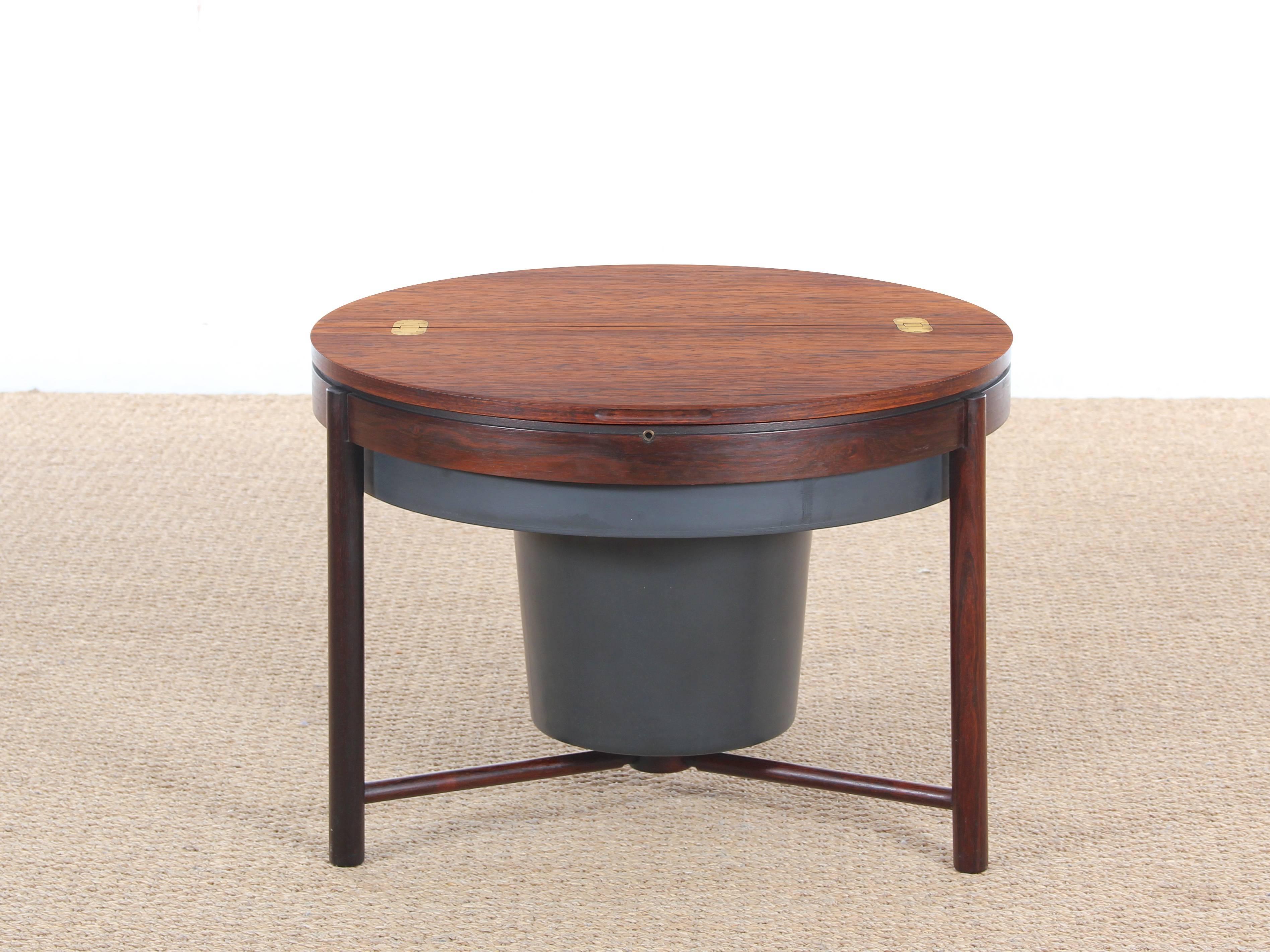 Rosewood coffee bar table and Rolf Adolf Relling Rastad in 1962. Consituée a circular plate whose moitiée gets up and opens on a rotating casing Publisher accommodate glasses and bottles . This highly original and ingenious system first designed for