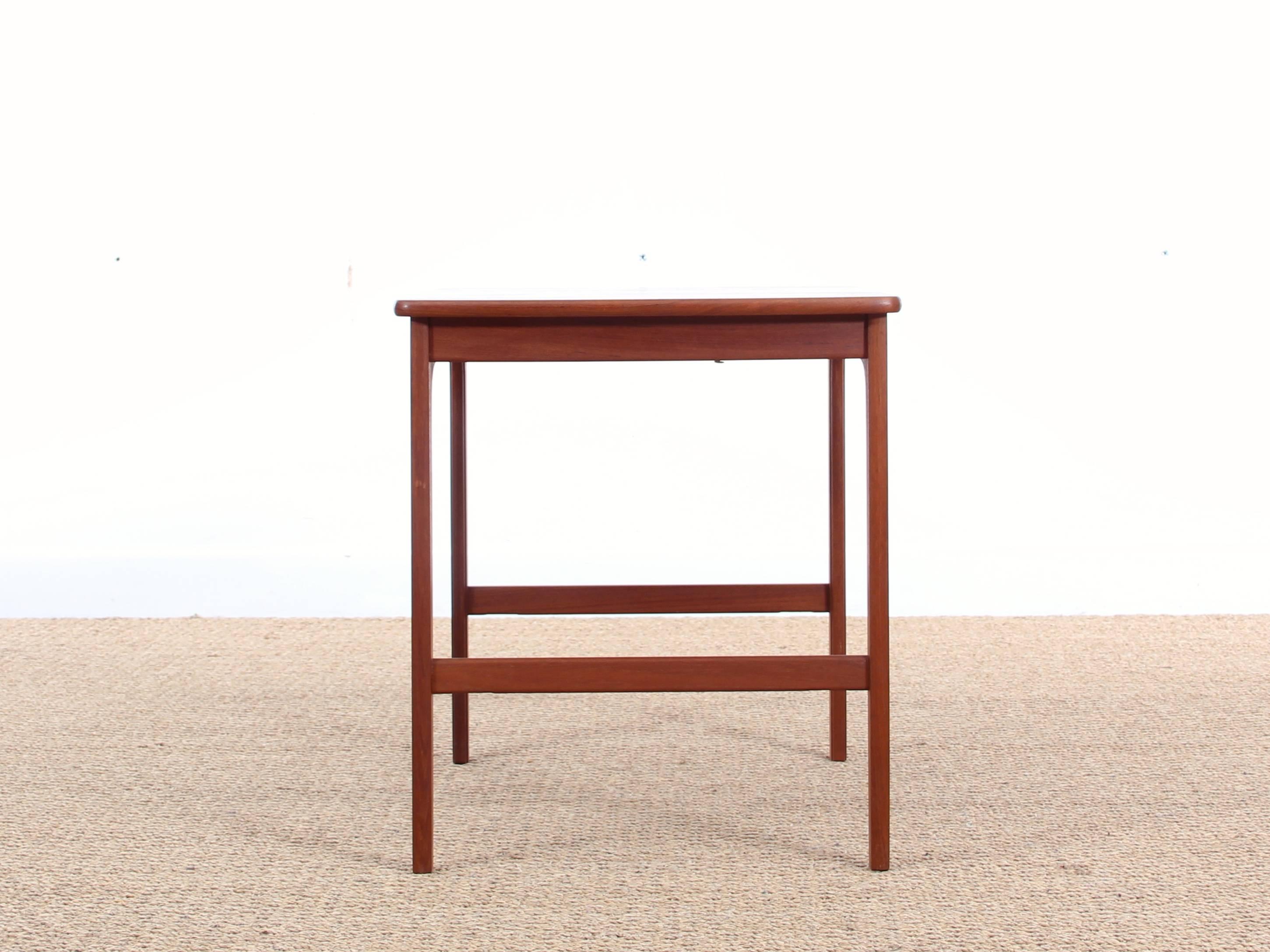 Scandinavian side table in solid teak by Yngvar Sandstro¨m for Swedish carpenter AB Seffle Mo¨belfabrik. Apparent assembly system in beech.