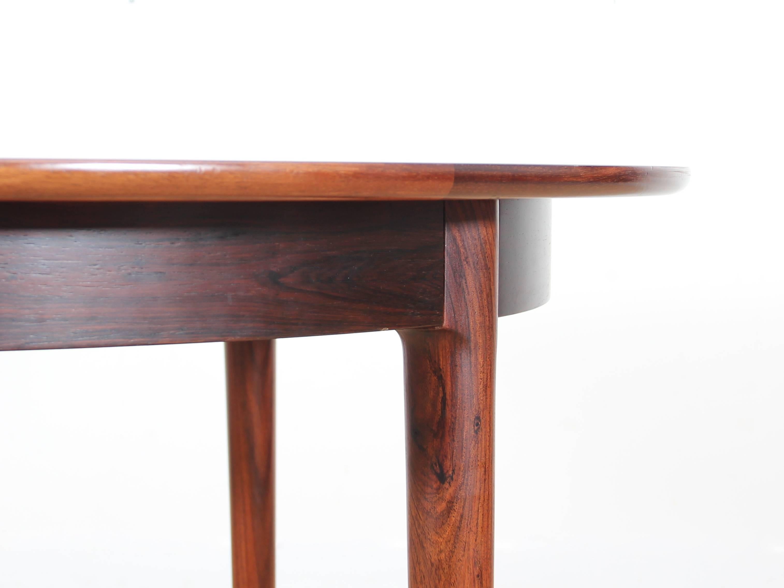 Mid-Century Modern Danish Extendable Round Dining Table in Rio Rosewood In Excellent Condition In Courbevoie, FR