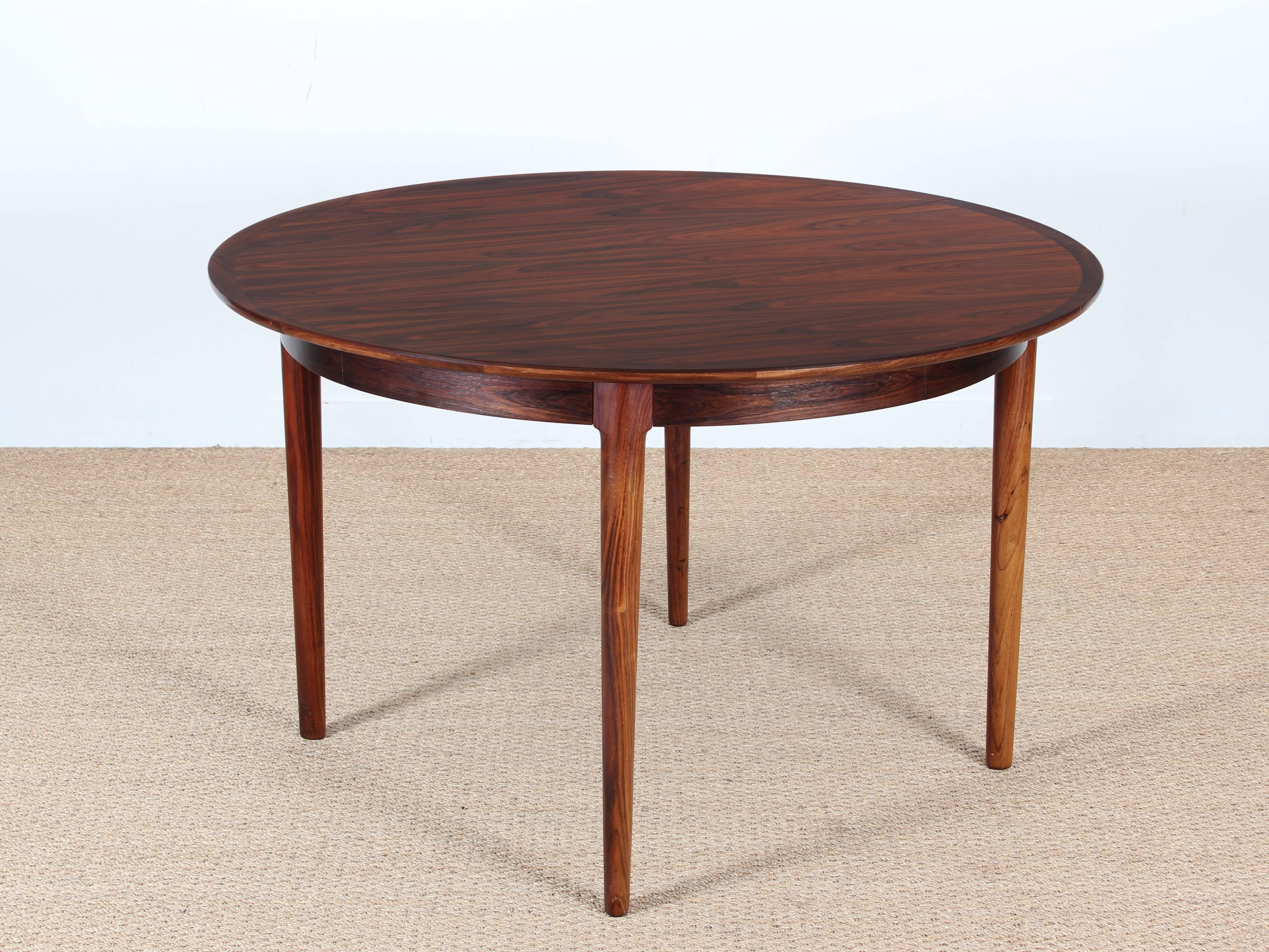 Mid-Century Modern Danish extendable round dining table in Rio rosewood. Exceptionnal condition! Two extra leaves. For 4 to 8 people.
Width max 230 cm.