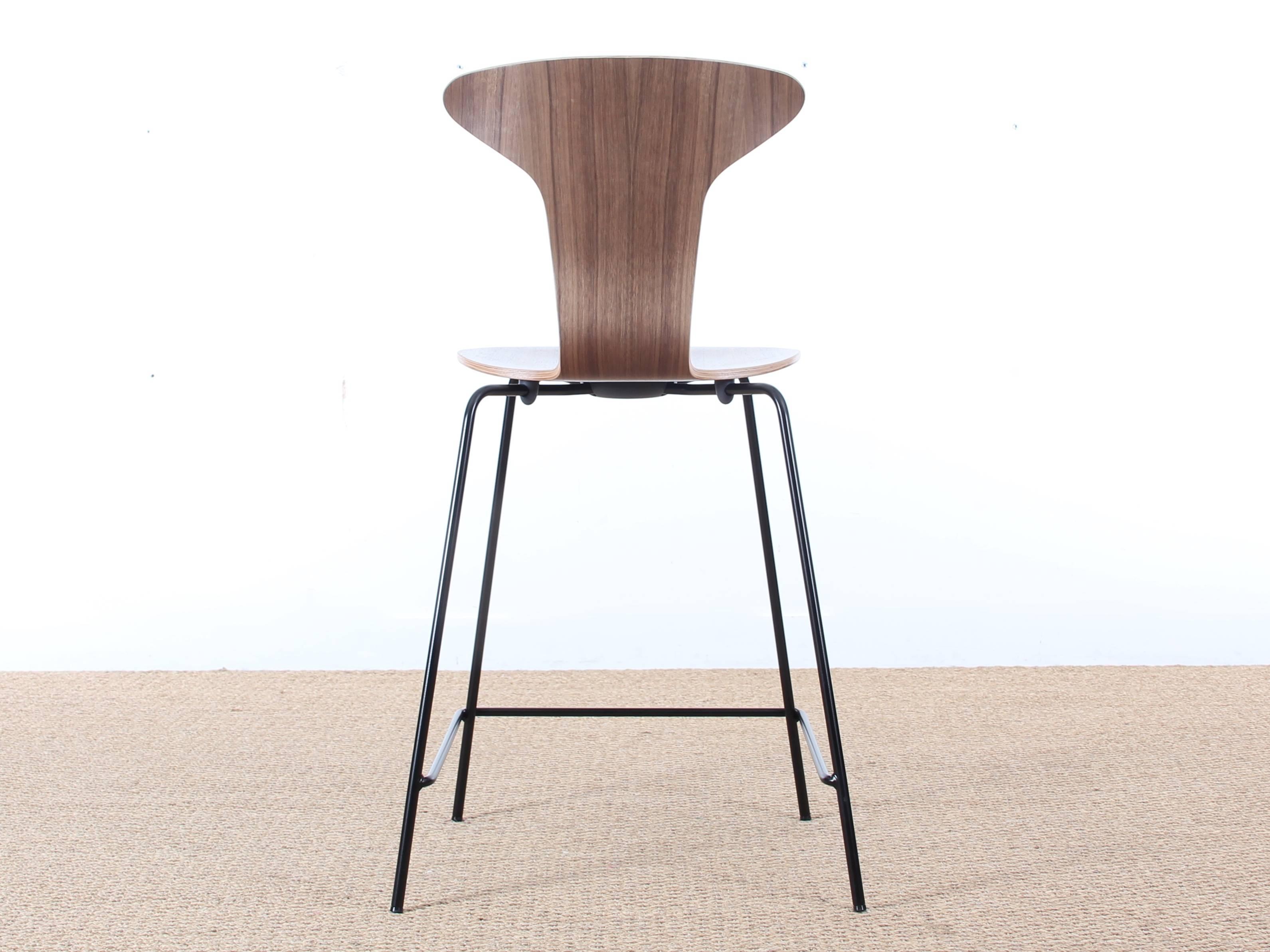 Tabouret de bar scandinave moderne du milieu du siècle modèle Munkegaard par Arne Jacobsen. Nouvelle version. Produite uniquement de 1955 à la fin des années 1960 (et pendant une brève période dans les années 1990), cette chaise distinctive trouve