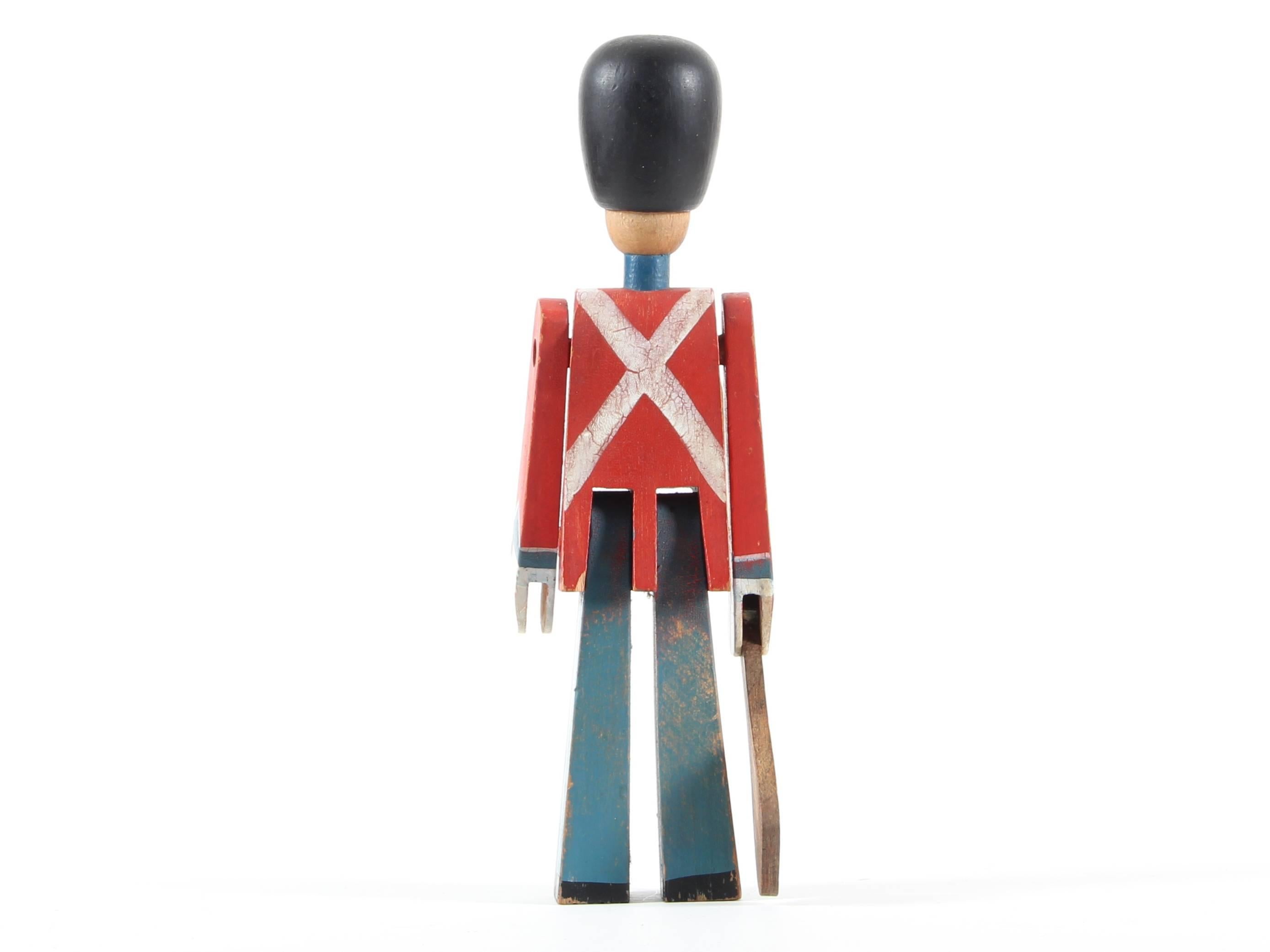 Royal Guard rifle, Danish Royal guard with gun. Kay Bojesen.

Kay Bojesen whose small shop is installed near the royal residence, sees passing every day the Royal Guard. In 1940, after the entry into little Denmark, Bojesen created in support of