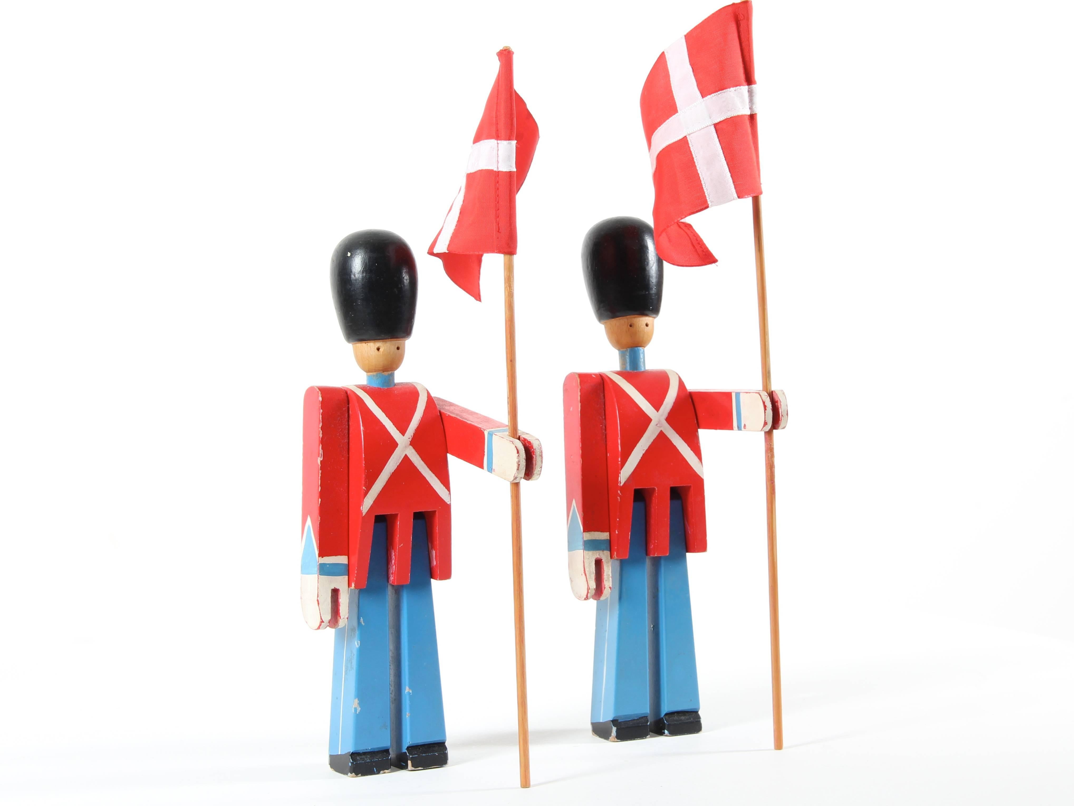 Guard Royal flagship, Danish Royal Guard with flag Kay Bojesen.

Kay Bojesen whose small shop is installed near the royal residence, sees passing everyday the Royal Guard. In 1940, after the entry into little Denmark, Bojesen created in support of