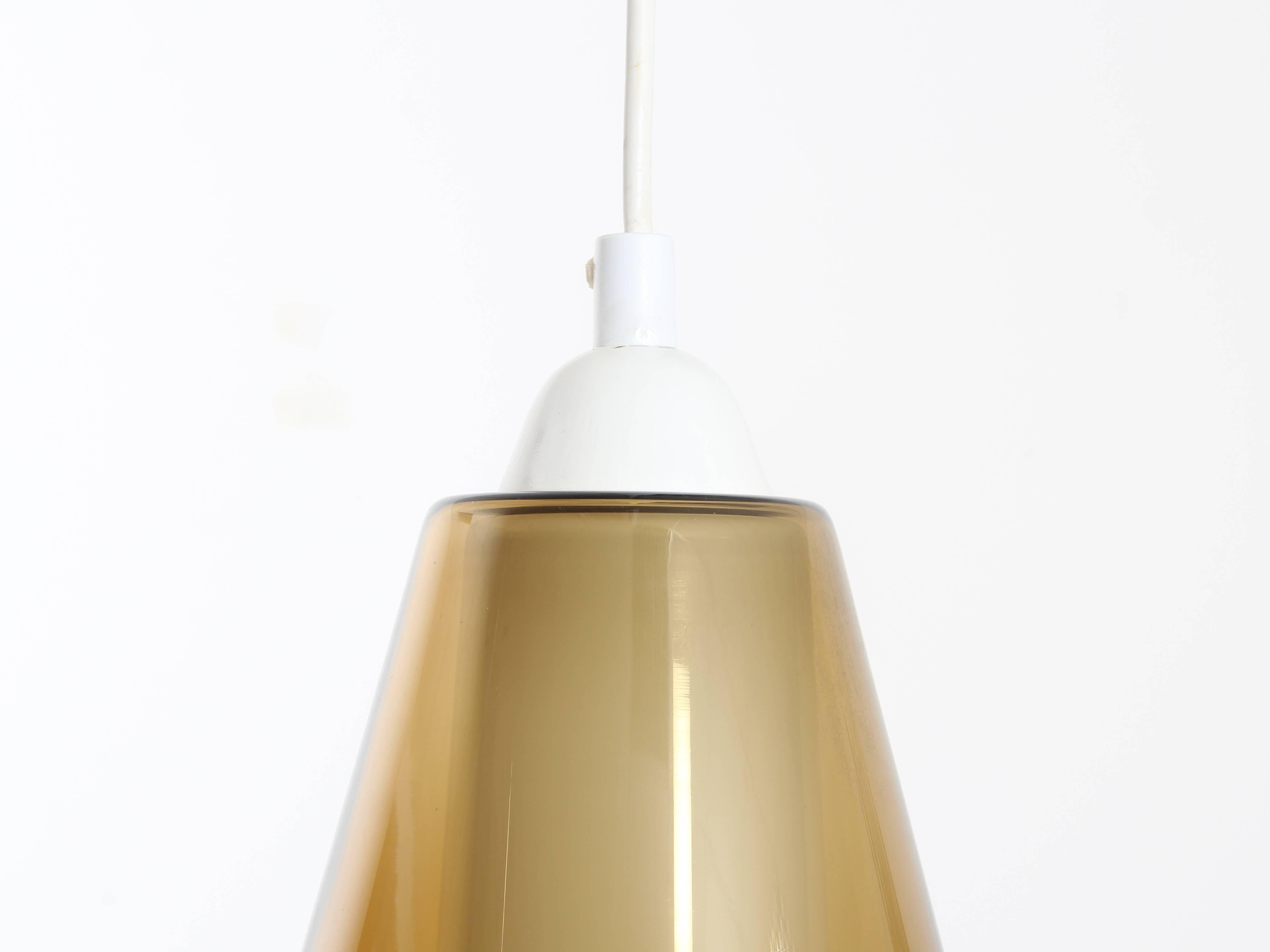 Scandinavo sospeso in vetro marrone fumé e opalino. Rota model Jo Hammerborg. Funziona con lampadine standard E27.