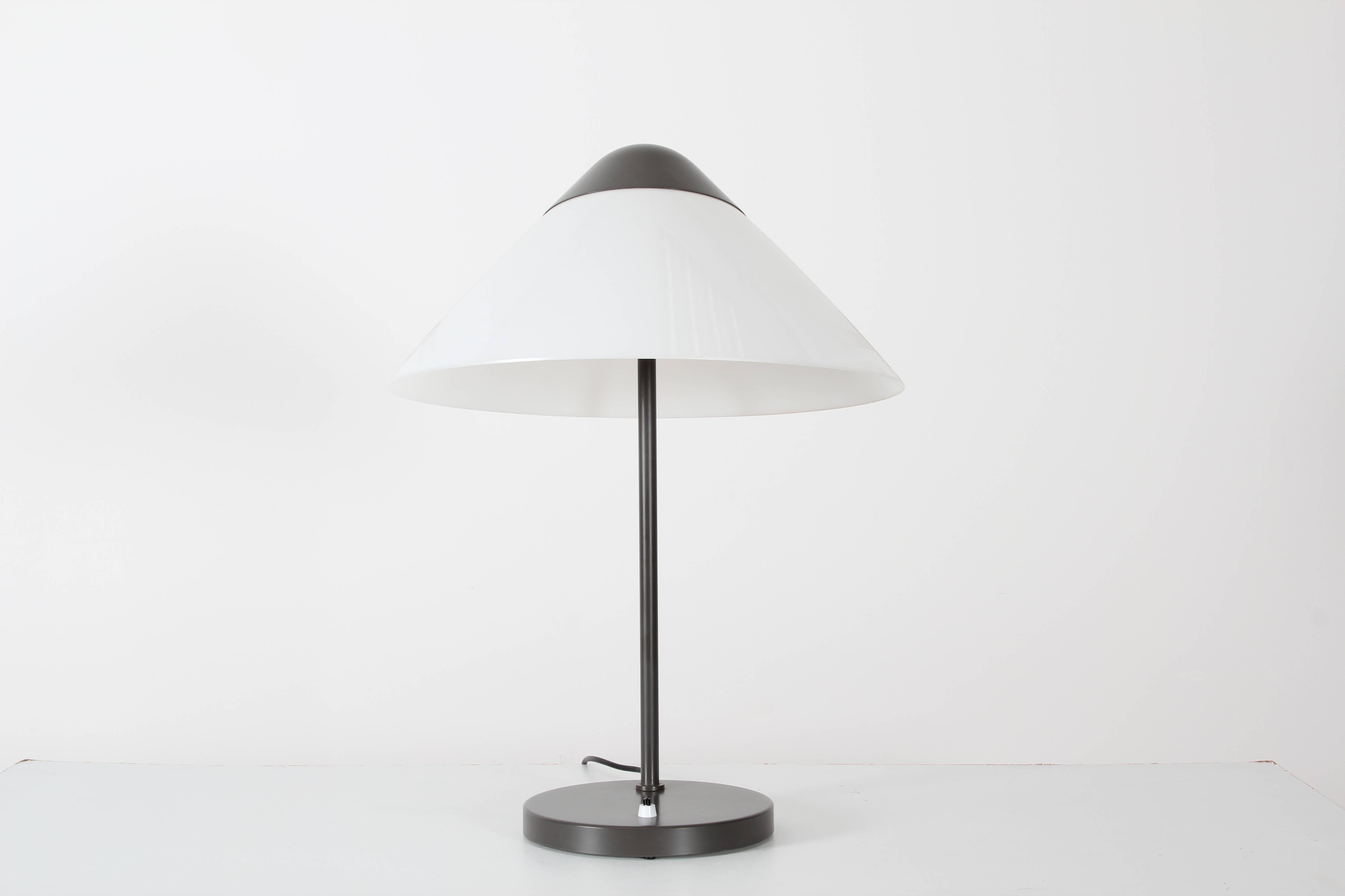 Opala lamp designed by Hans Wegner in 1975 and produced by Louis Poulsen. Structure and base in matte gray-brown painted metal lampshade in white acrylic.

Now reissued by Pandul by Carl Hansen. This model is a first edition.