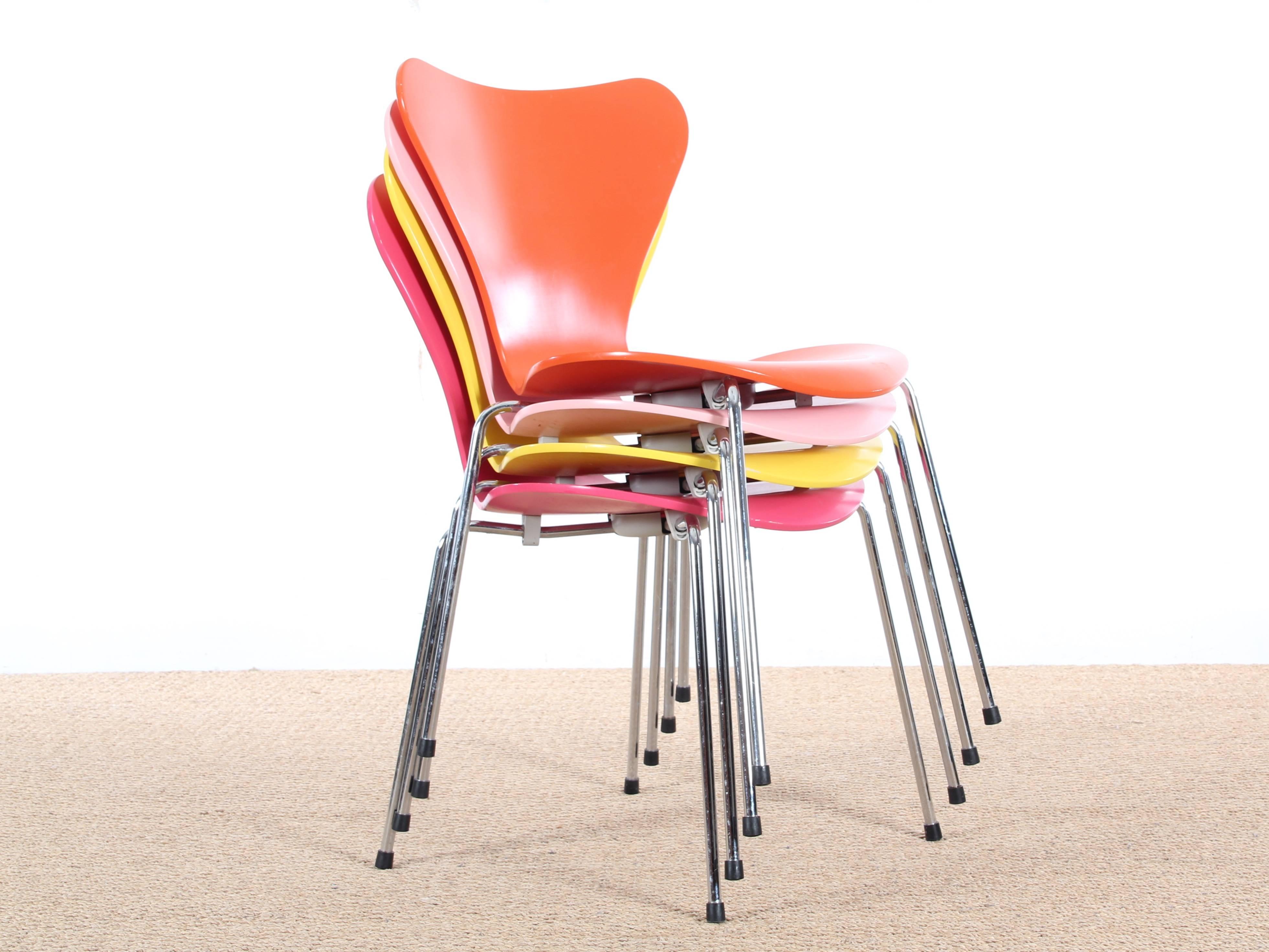 Mid-Century Modern Scandinavian set of four chairs model 7 by Arne Jacobsen. Produced by Fritz Hansen in 2006. Four colors. Chromed steel legs.