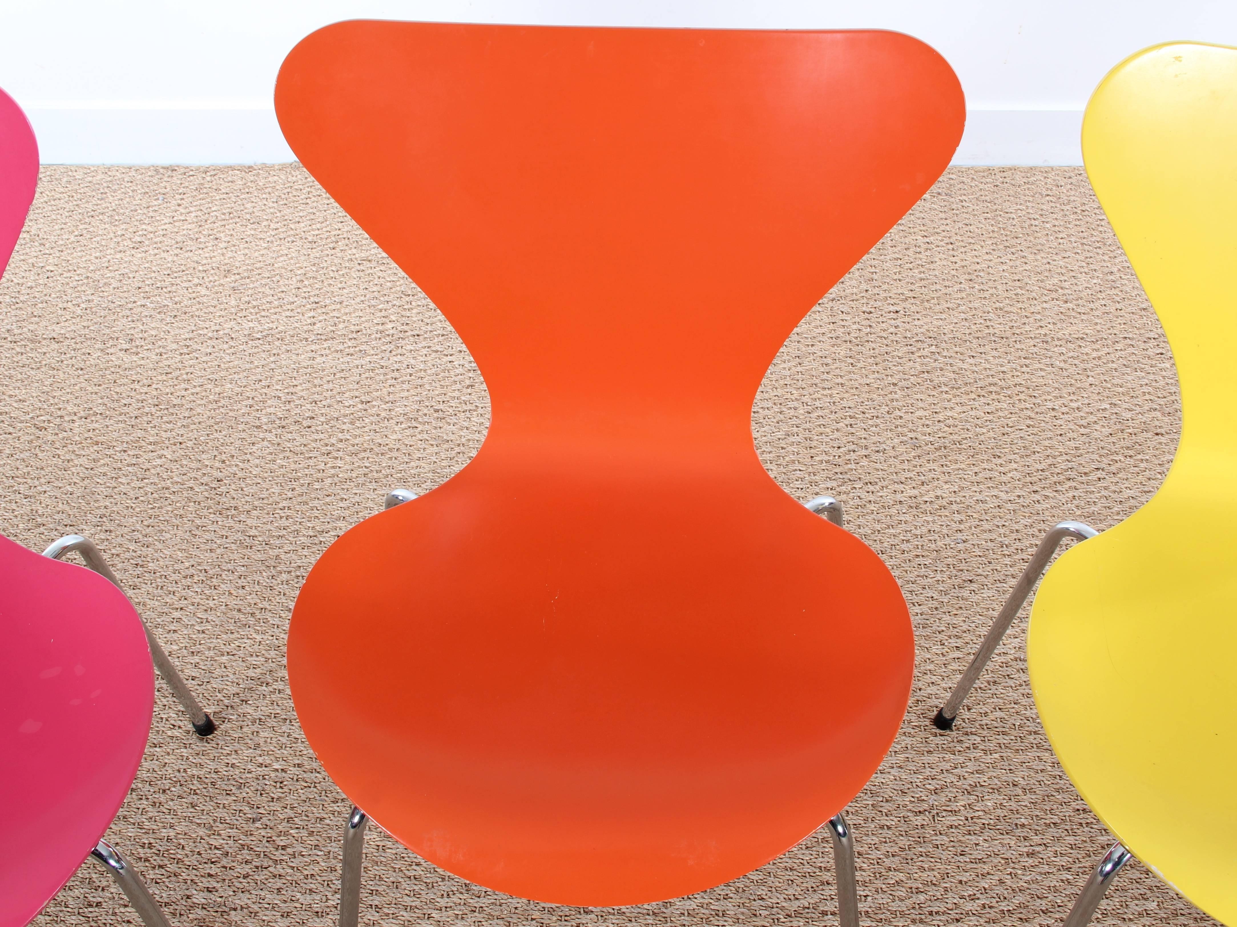 Mid-Century Modern Scandinavian Set of Four Chairs Model 7 by Arne Jacobsen 4