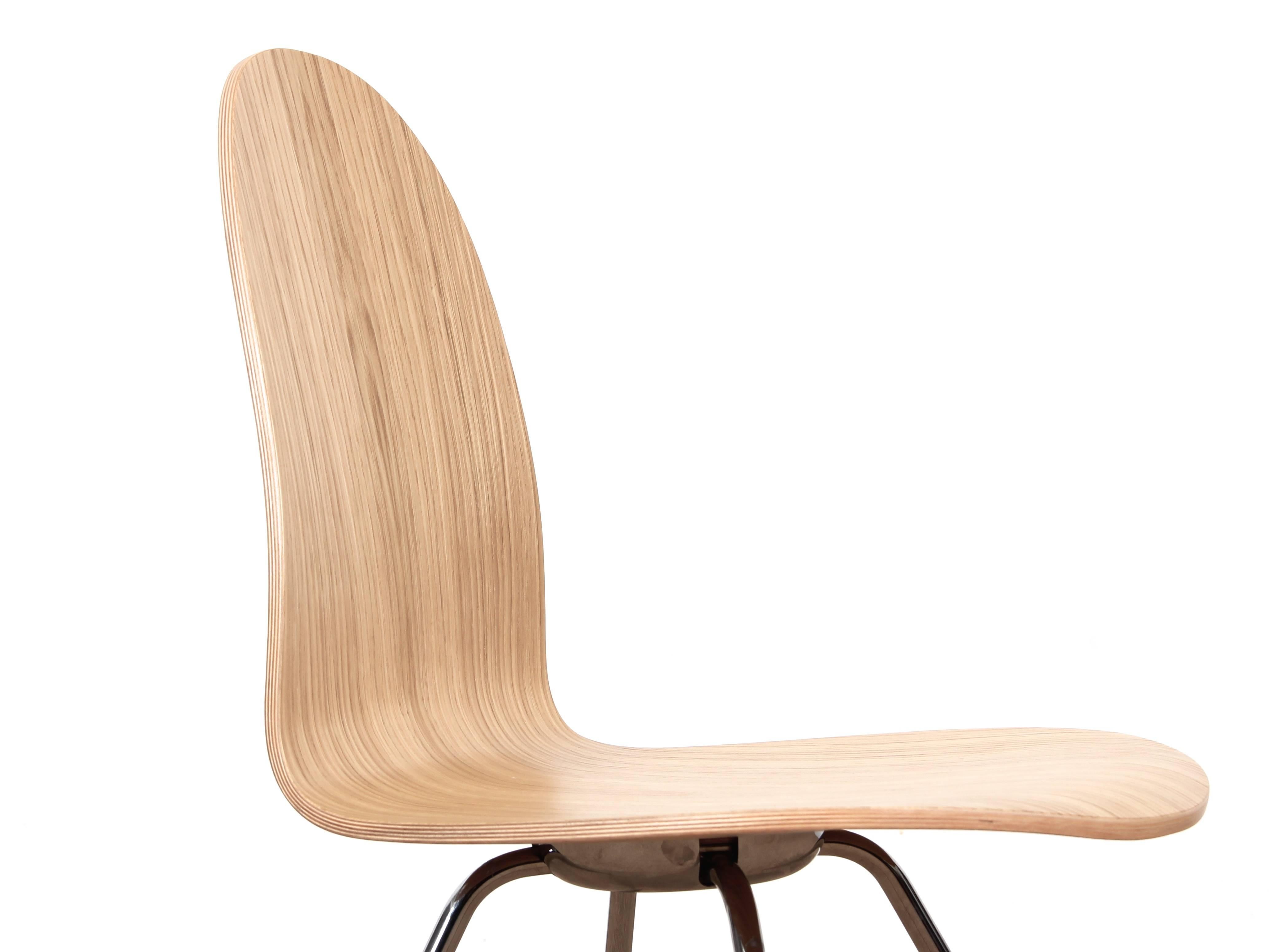 Tongue-Stuhl aus Esche von Arne Jacobsen, neu erschienen im Angebot 2
