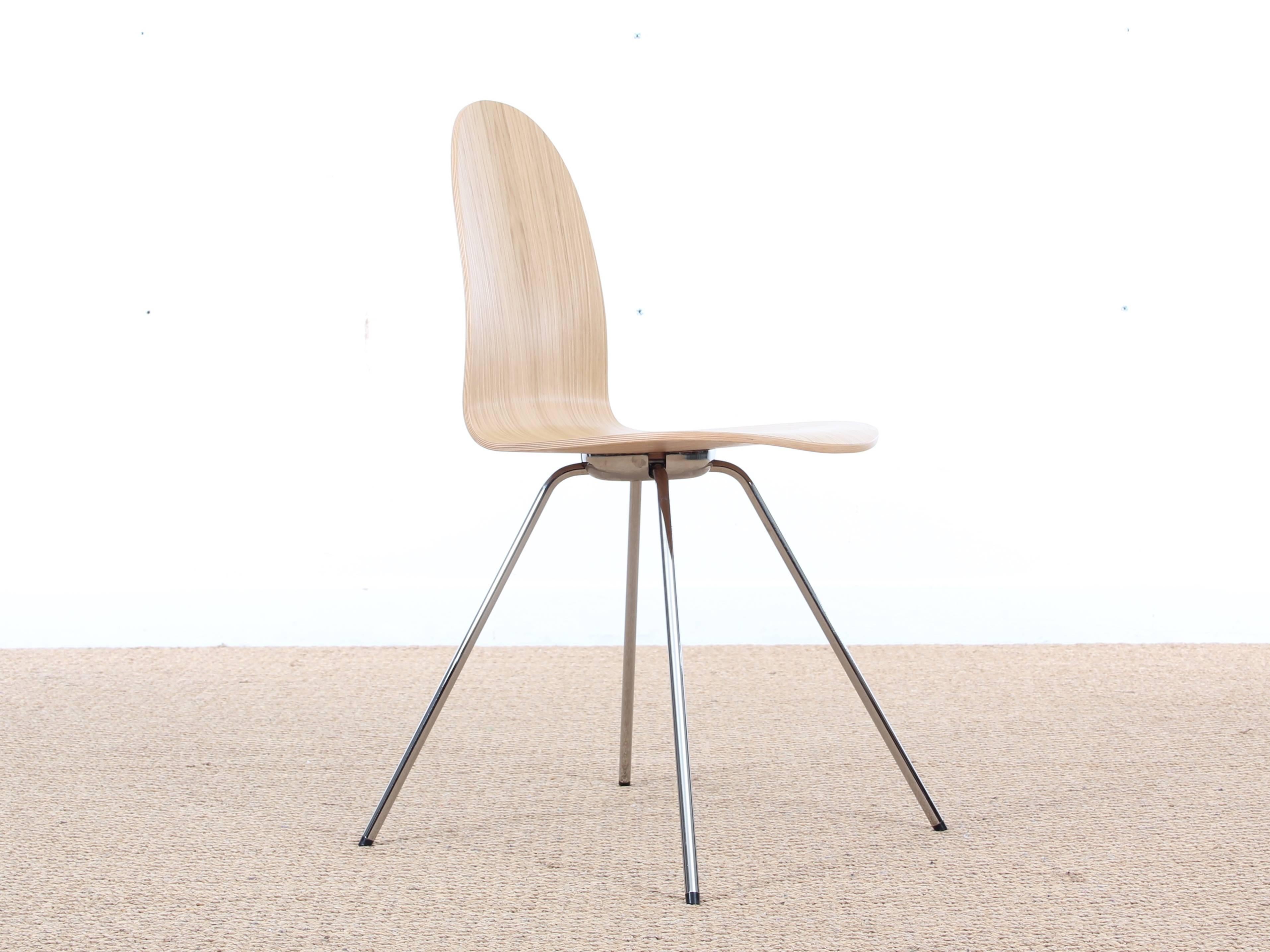 

Der Zungenstuhl ist ein Klassiker von Arne Jacobsen. Die organische Wellenform des Sitzes ist sofort erkennbar und wird durch die sehr skulpturalen und gespreizten Beine ergänzt.

Wir haben uns für diesen reizvollen Stuhl mit