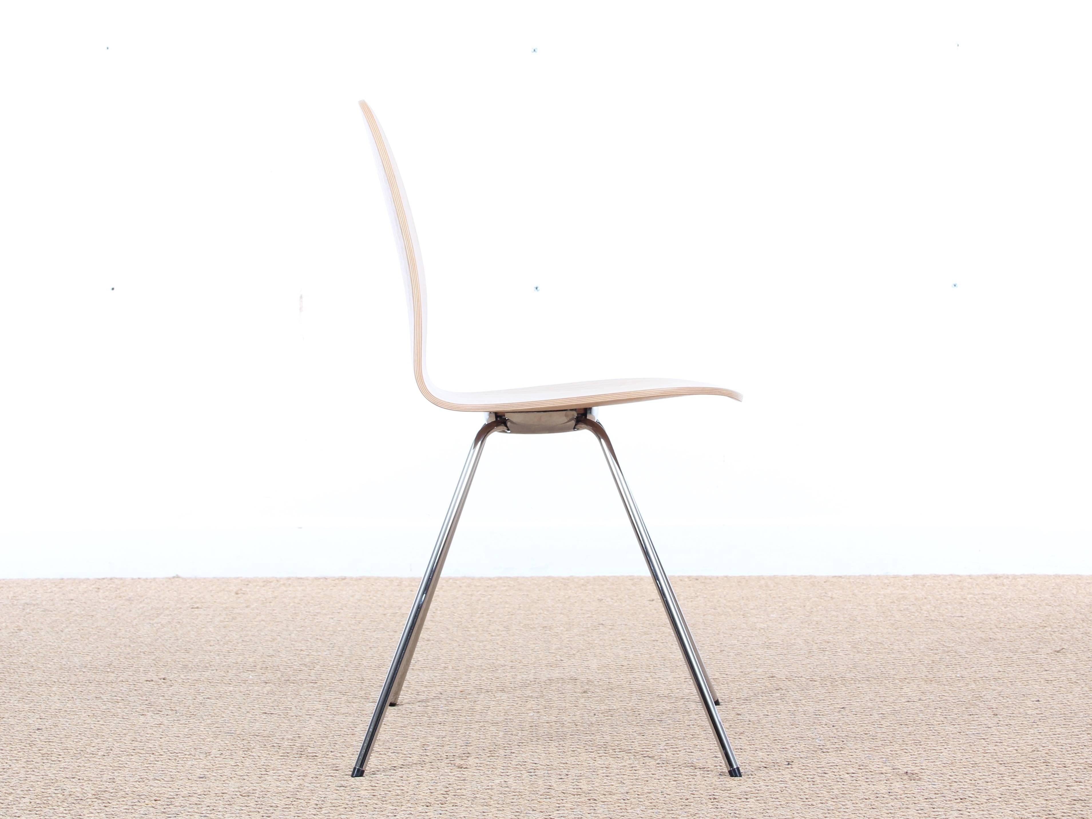 Tongue-Stuhl aus Esche von Arne Jacobsen, neu erschienen (Dänisch) im Angebot