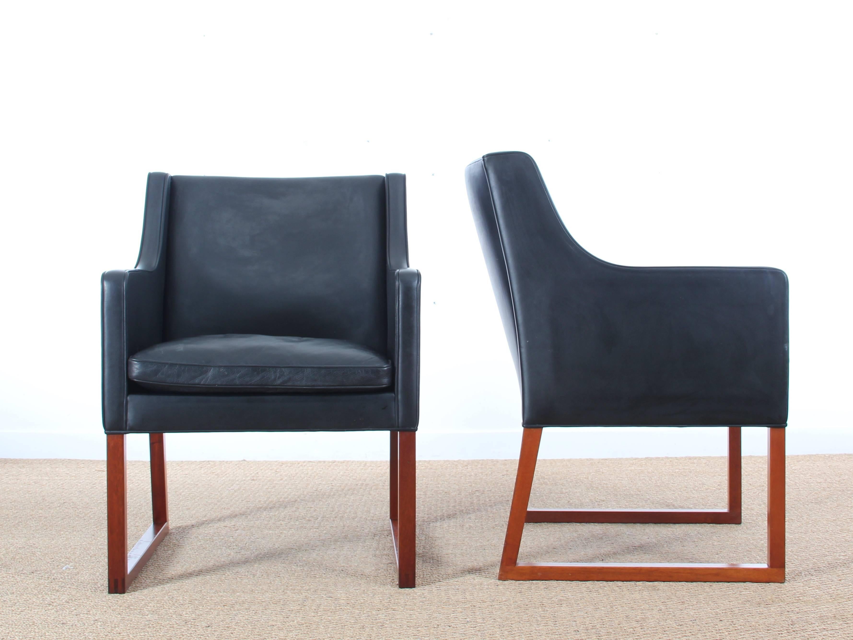 Pair of easy chairs in original black leather and teak legs. Model 3246, designed by Børge Mogensen and manufactured by Fredericia Stolefabrik, Denmark. Referenced by the Design Museum Danmark under number RP00354.