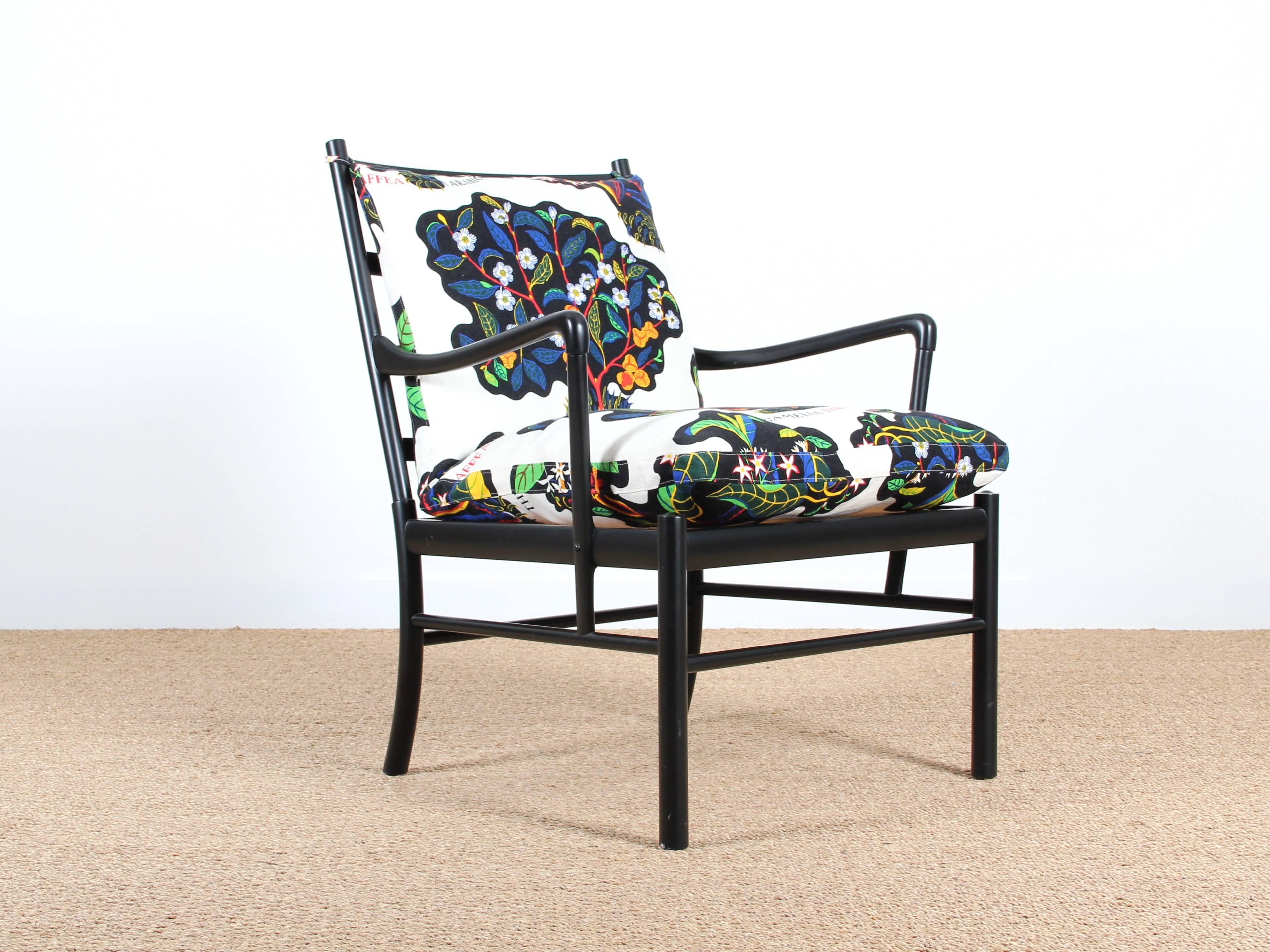 Colonial armchair 149 PJ of Ole Wanscher. Structure in matte black lacquered beech. Removable seat sling. Two sets of cushions in fabric trimmed with cotton wool and down.

One fabric cushions games of Josef Frank: Fabric 100 % linen, drink