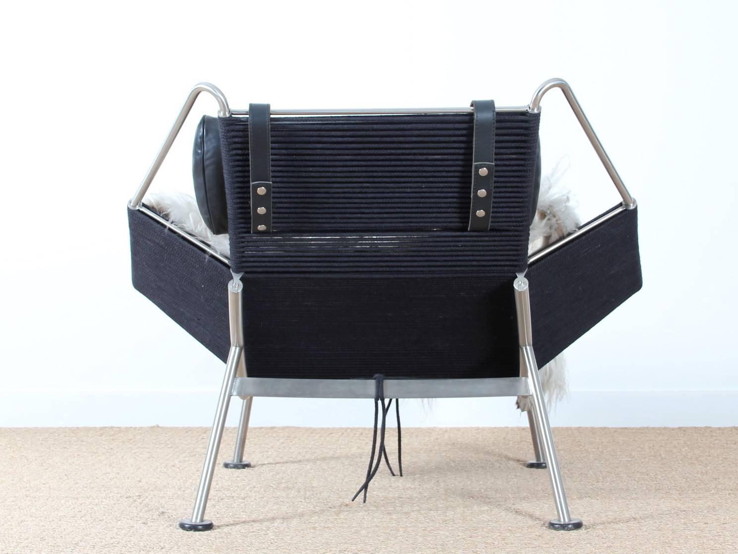 Chaise de salon Flag Halyard chair PP 225 nouvelle édition.

La drisse de drapeau Hans Wegner est un hommage aux modernistes Le Corbusier, Mies Van Der Rohe et Marcel Breuer. Wegner cherche à son tour à contrôler l'acier. Hans Wegner a conçu la