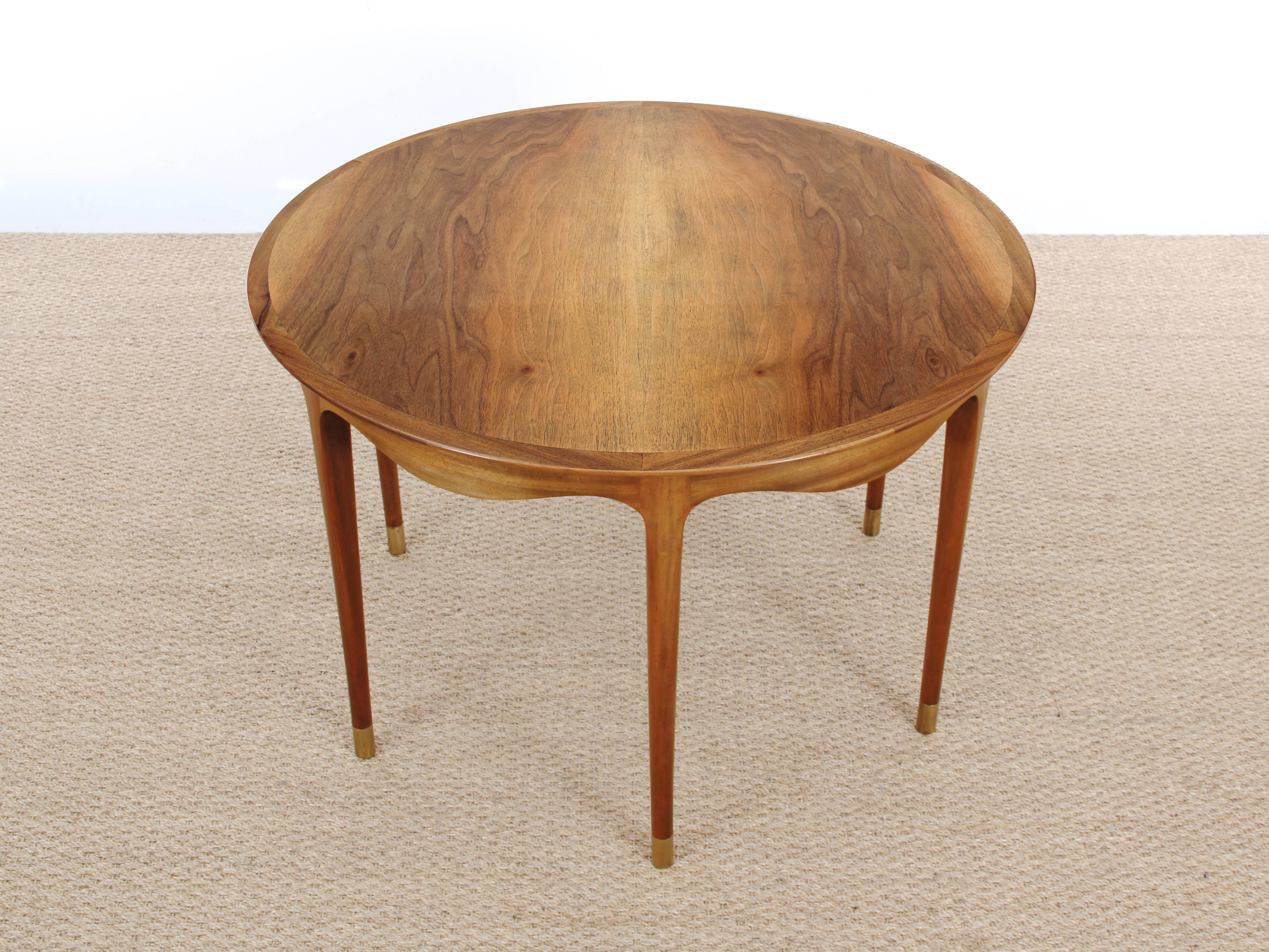 Table basse élégante de style Mid-Century Modern d'Ole Wanscher en noyer. Le plateau circulaire avec un tablier doucement incurvé, au-dessus de six pieds chanfreinés, les pieds embrassés de laiton. Fabriqué par A. J. Iversen.
       
     