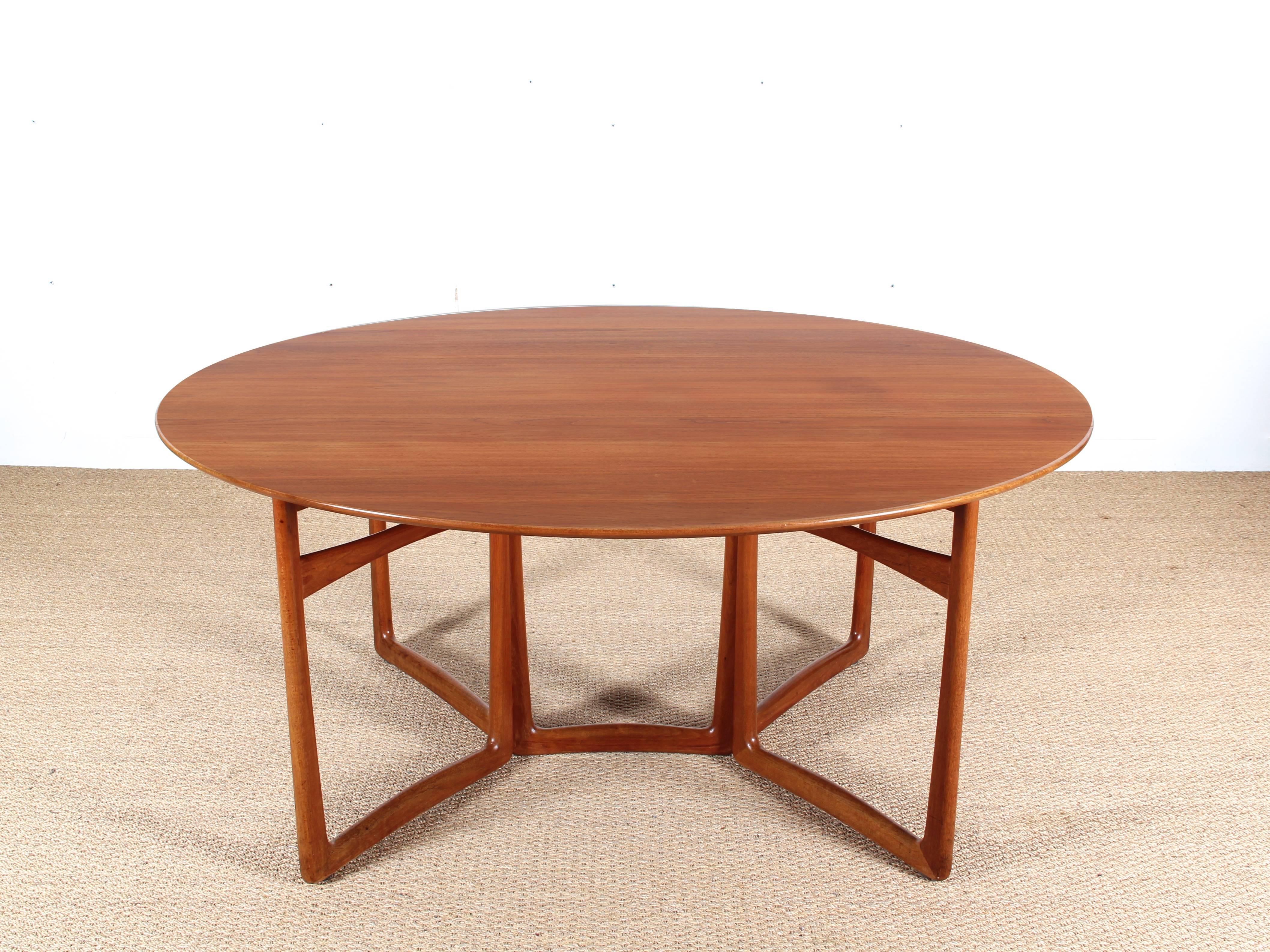 Mid-Century Modern folding dining table model 20/59 by Hvidt and Mølgaard Nielsen in solid teak. Edited by France & Son. Special edition for Illums Bolighus. Referenced by the Design Museum, Denmark under number RP00876.