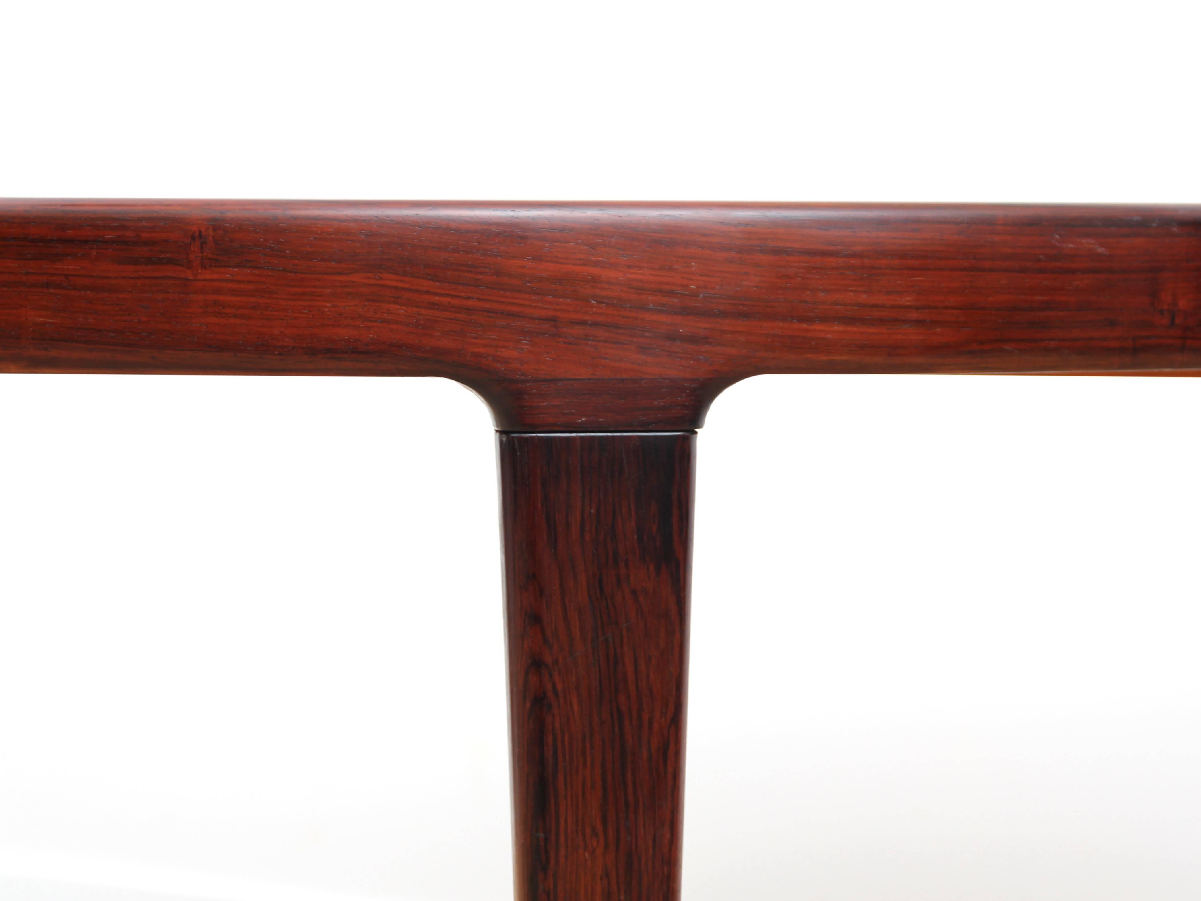 Scandinavian Round Dining Table in Rosewood In Excellent Condition For Sale In Courbevoie, FR
