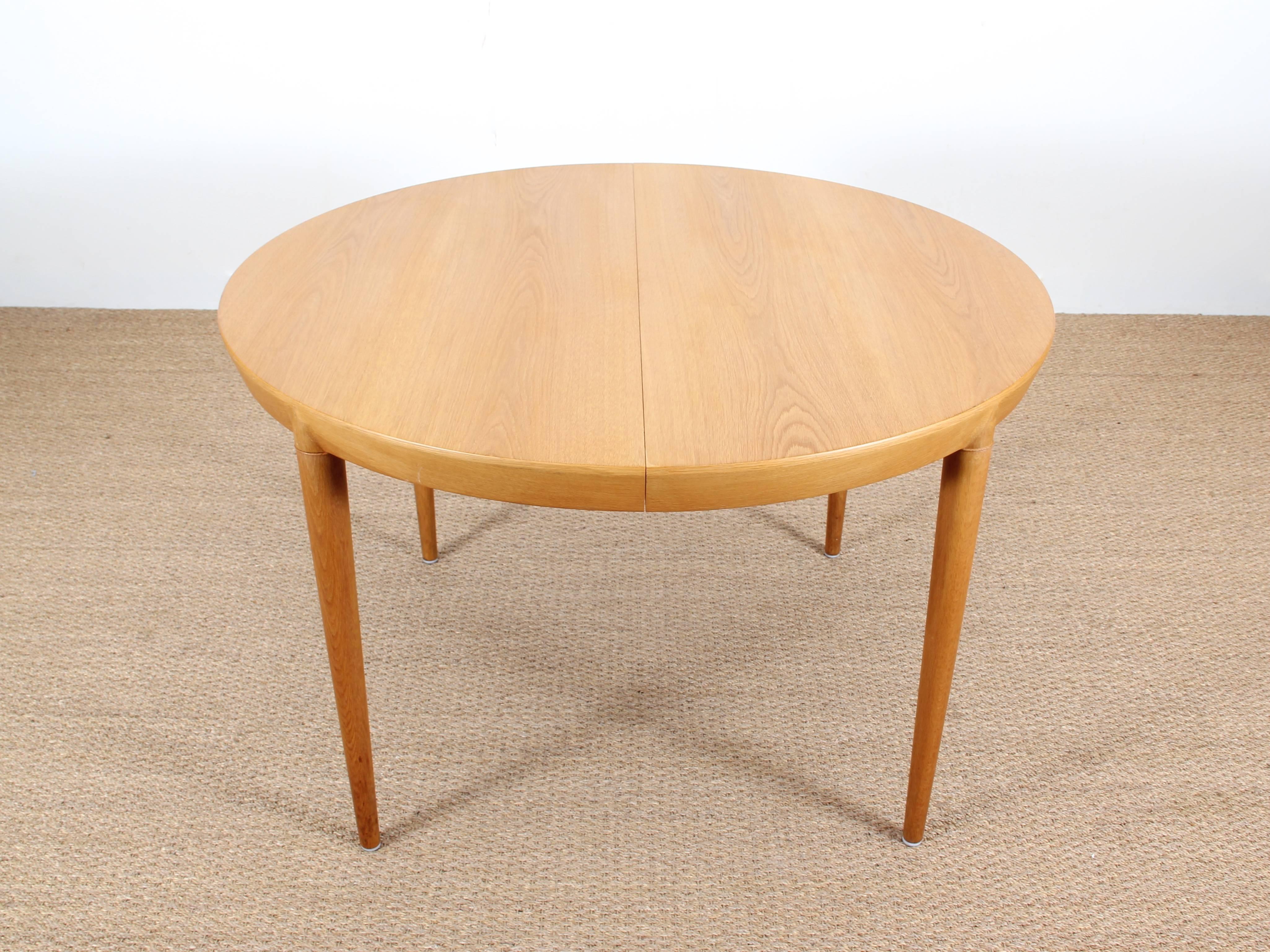 Mid-Century modern round dining table in oak by Erik Riisager-Hansen four/ten seats. Two extra leaves.

Dimensions:
Ø 117 cm, H 74 cm, W max 217 cm.