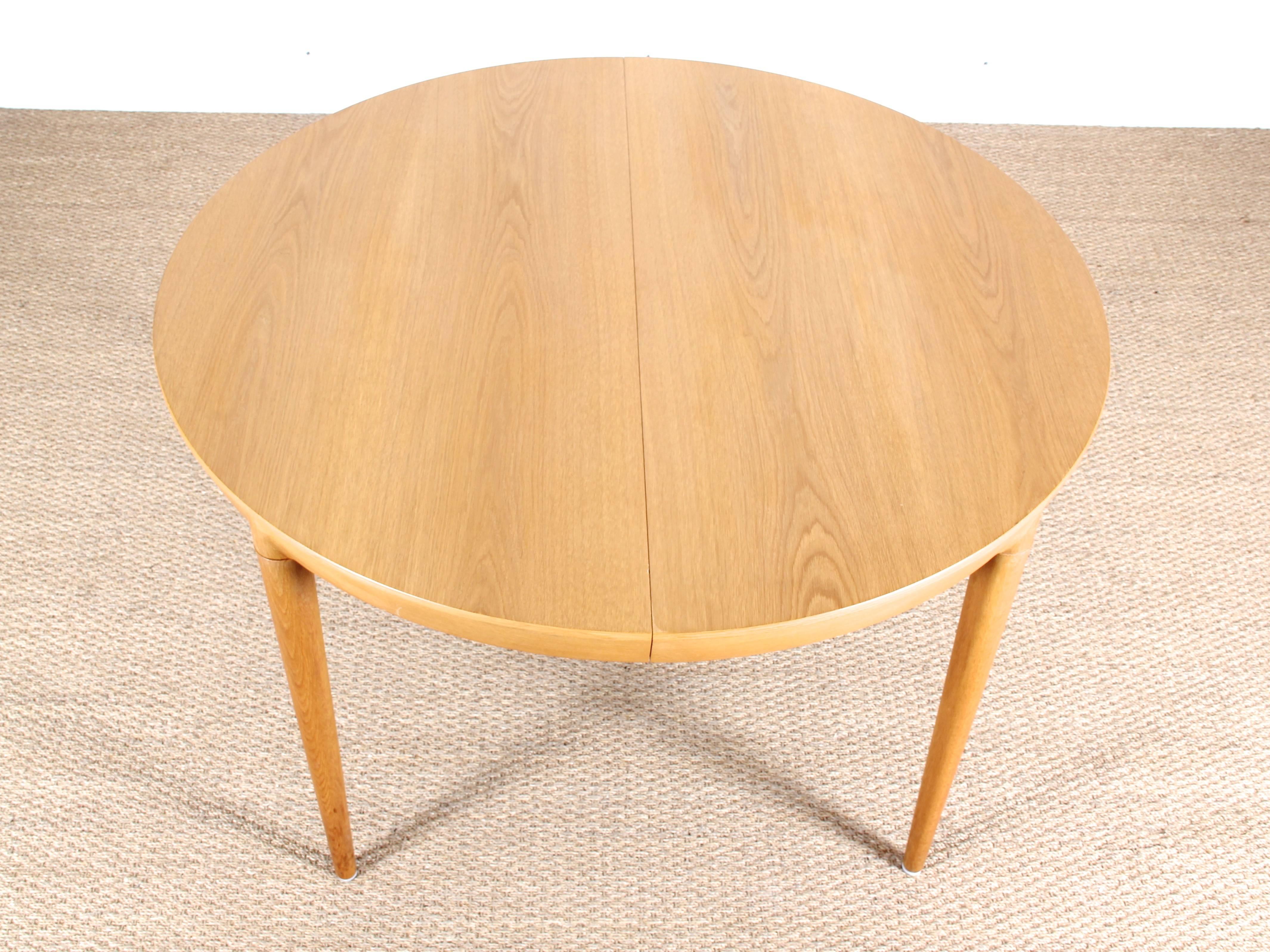 Mid-Century Modern Round Dining Table in Oak by Erik Riisager-Hansen In Excellent Condition In Courbevoie, FR