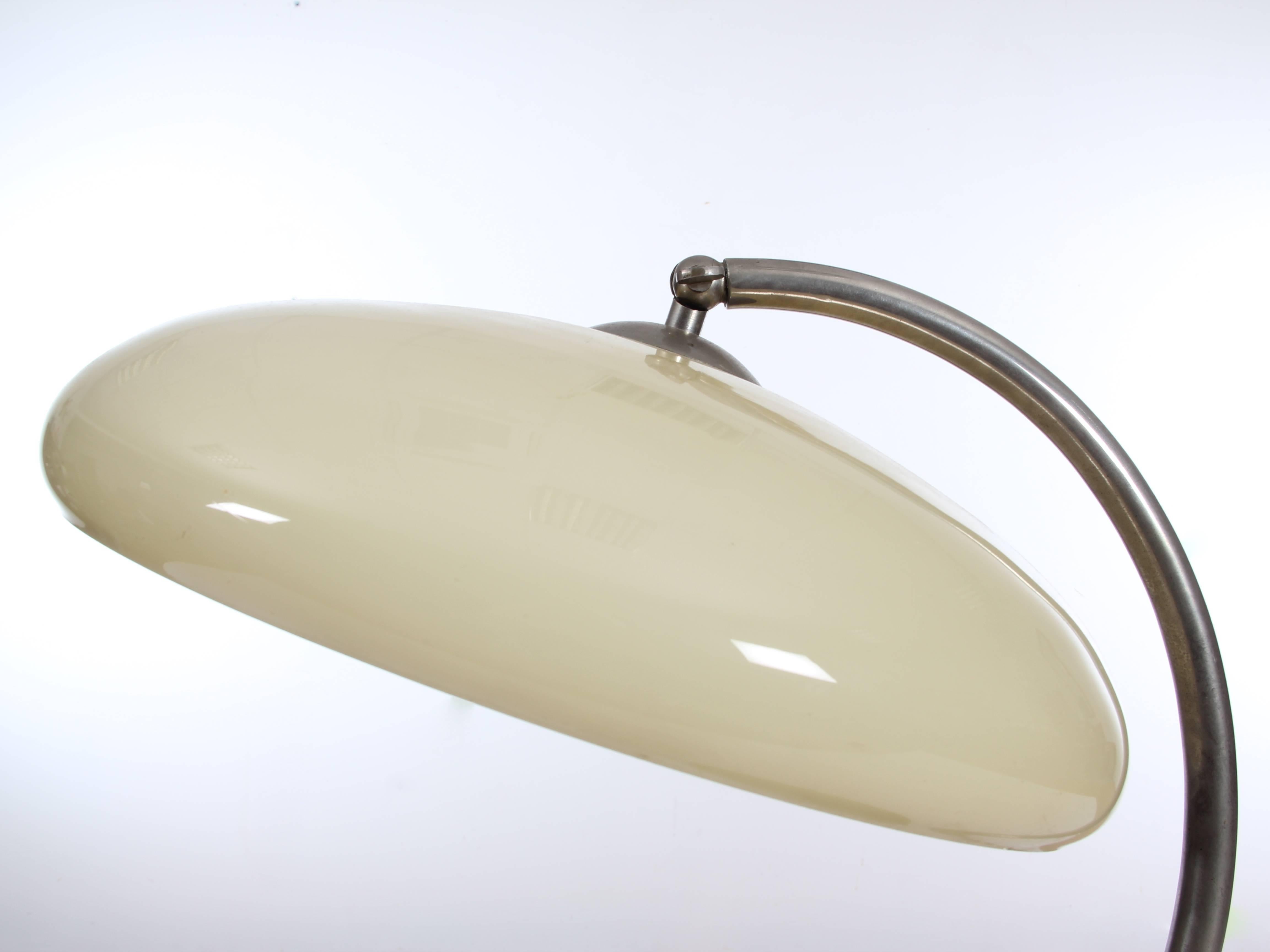 Mid-Century Modern Desk Lamp in Opal In Excellent Condition In Courbevoie, FR