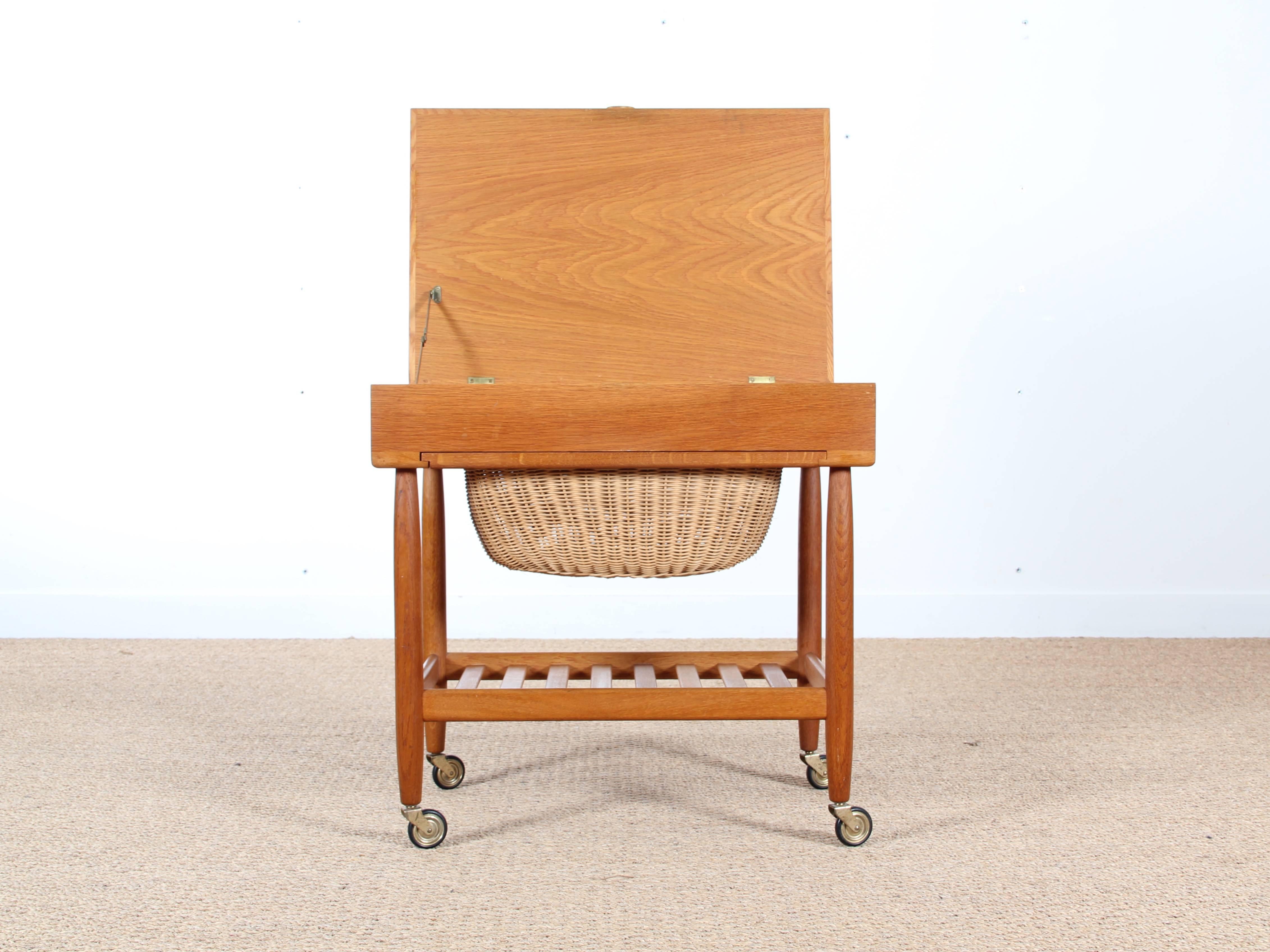 Danish Sewing Table in Oak by Ejvind A. Johansson In Excellent Condition In Courbevoie, FR