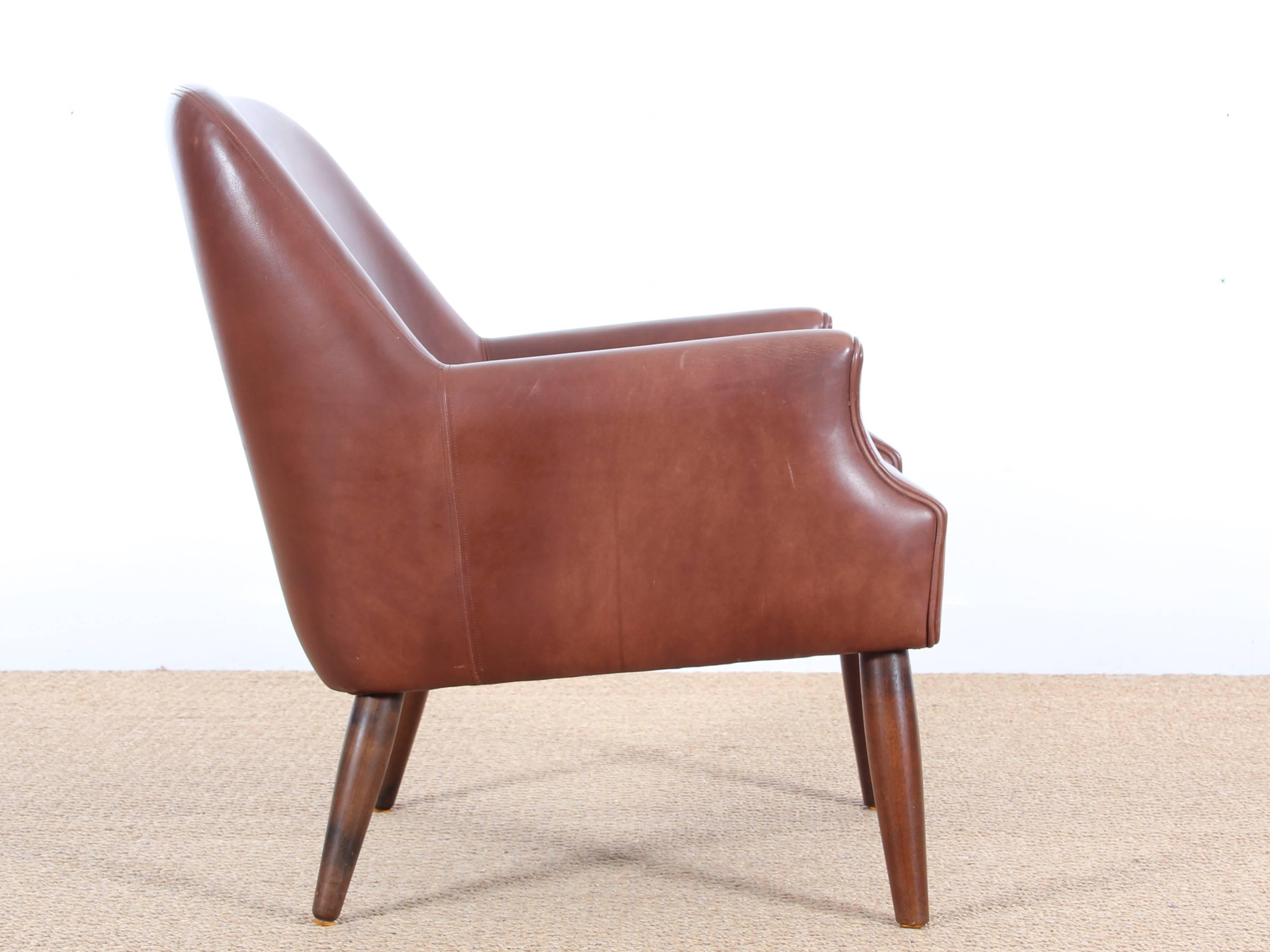 Mid-Century  modern scandinavian lounge chair in cognac leather. Stained beech legs. Danish work. 