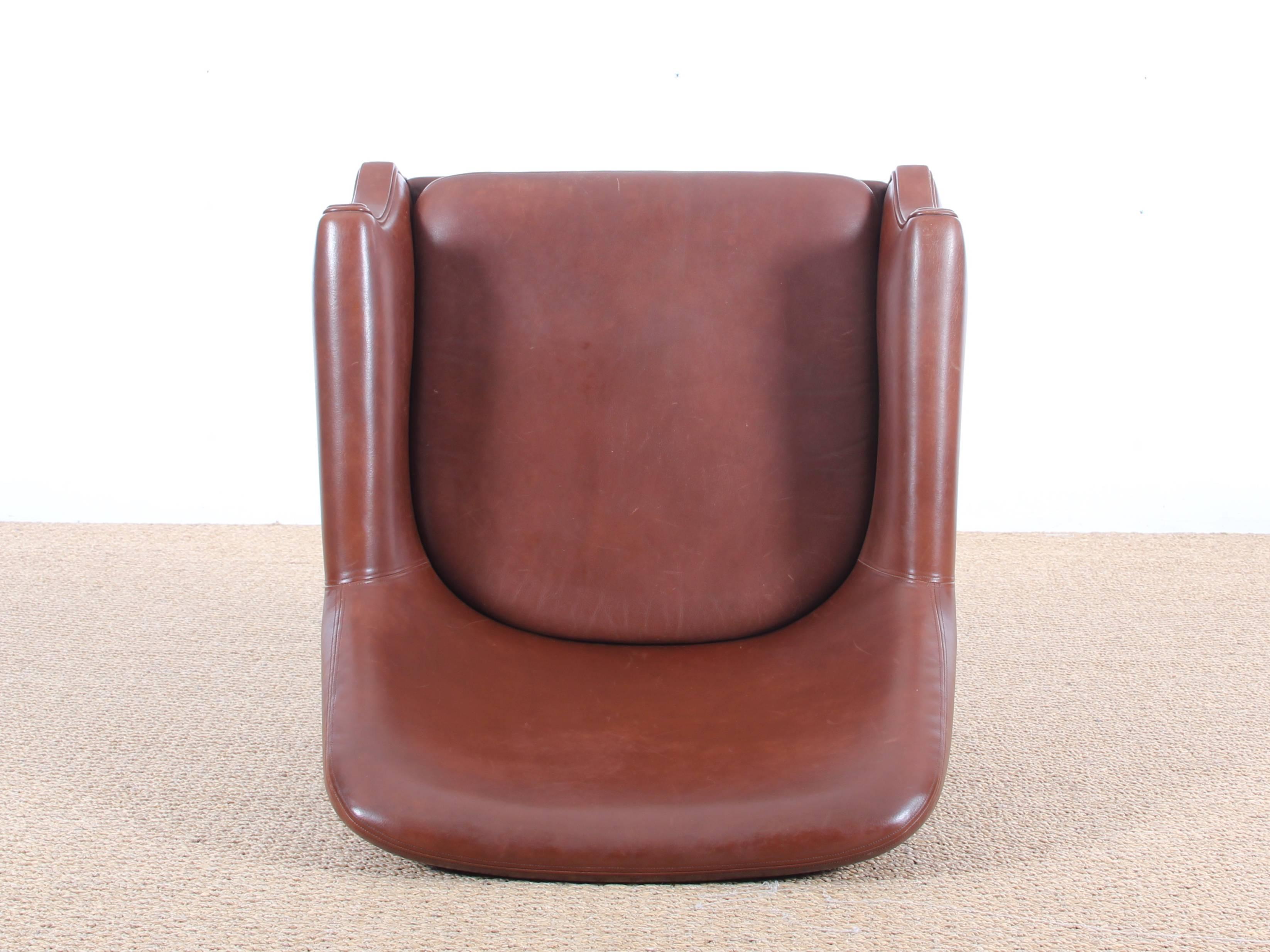 Mid-Century  modern scandinavian lounge chair in cognac leather In Excellent Condition In Courbevoie, FR