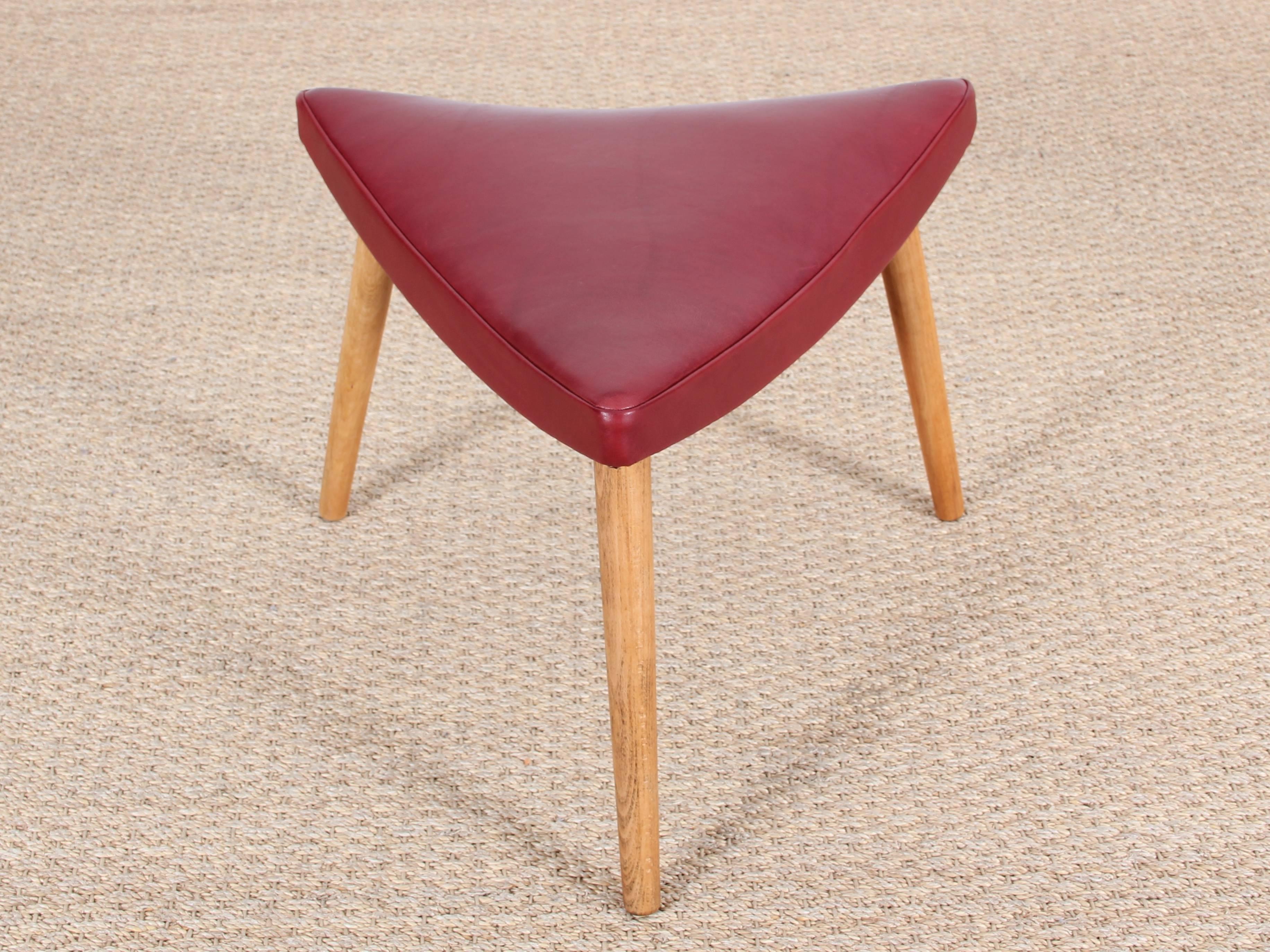 Mid-Century Modern Danish Three Legs Stool in Oak In Excellent Condition For Sale In Courbevoie, FR