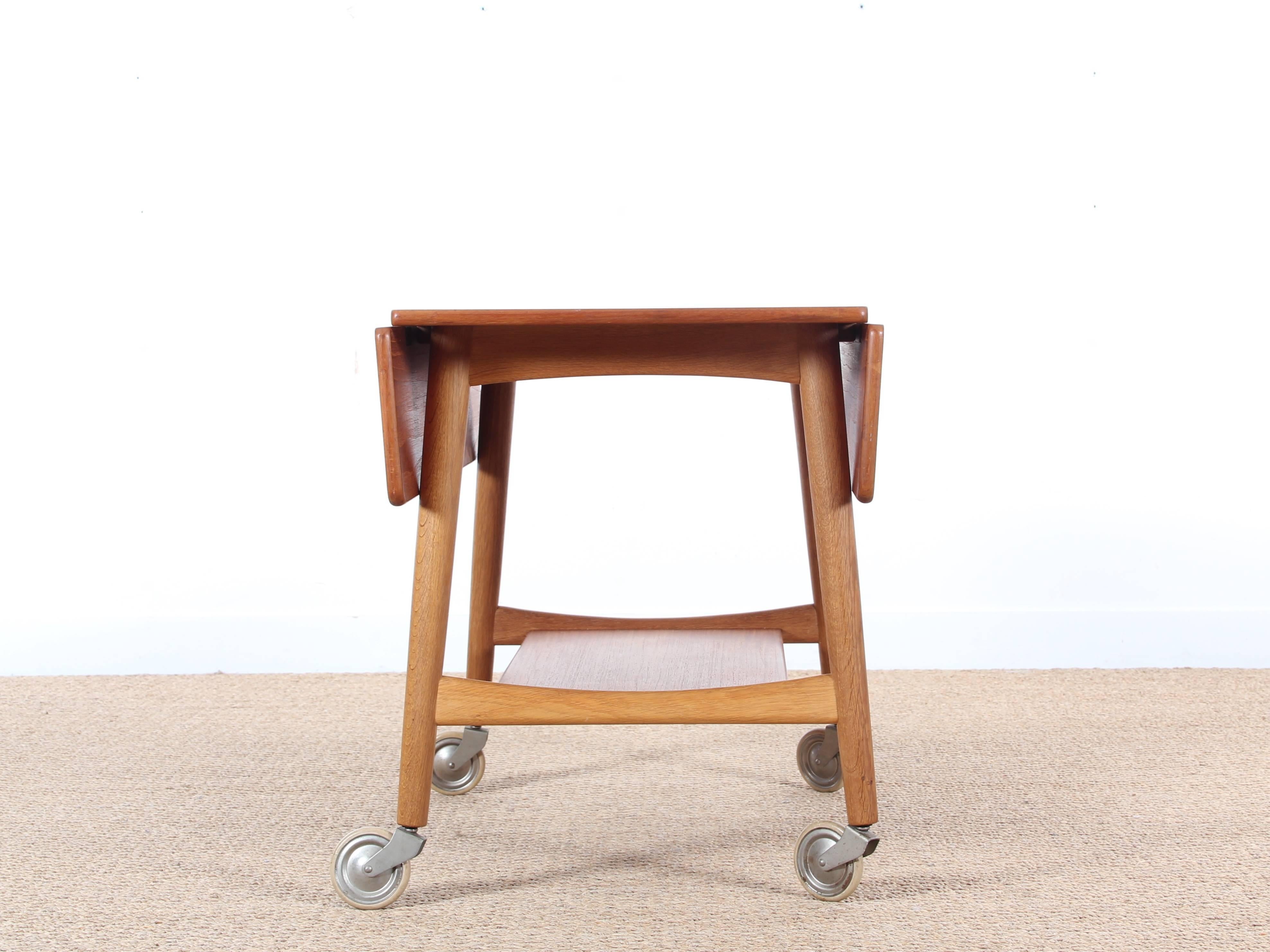 Mid-Century Modern Danish occasional table by Hans Wegner. Two drop leaves. Wheels
depth 45/79 cm.