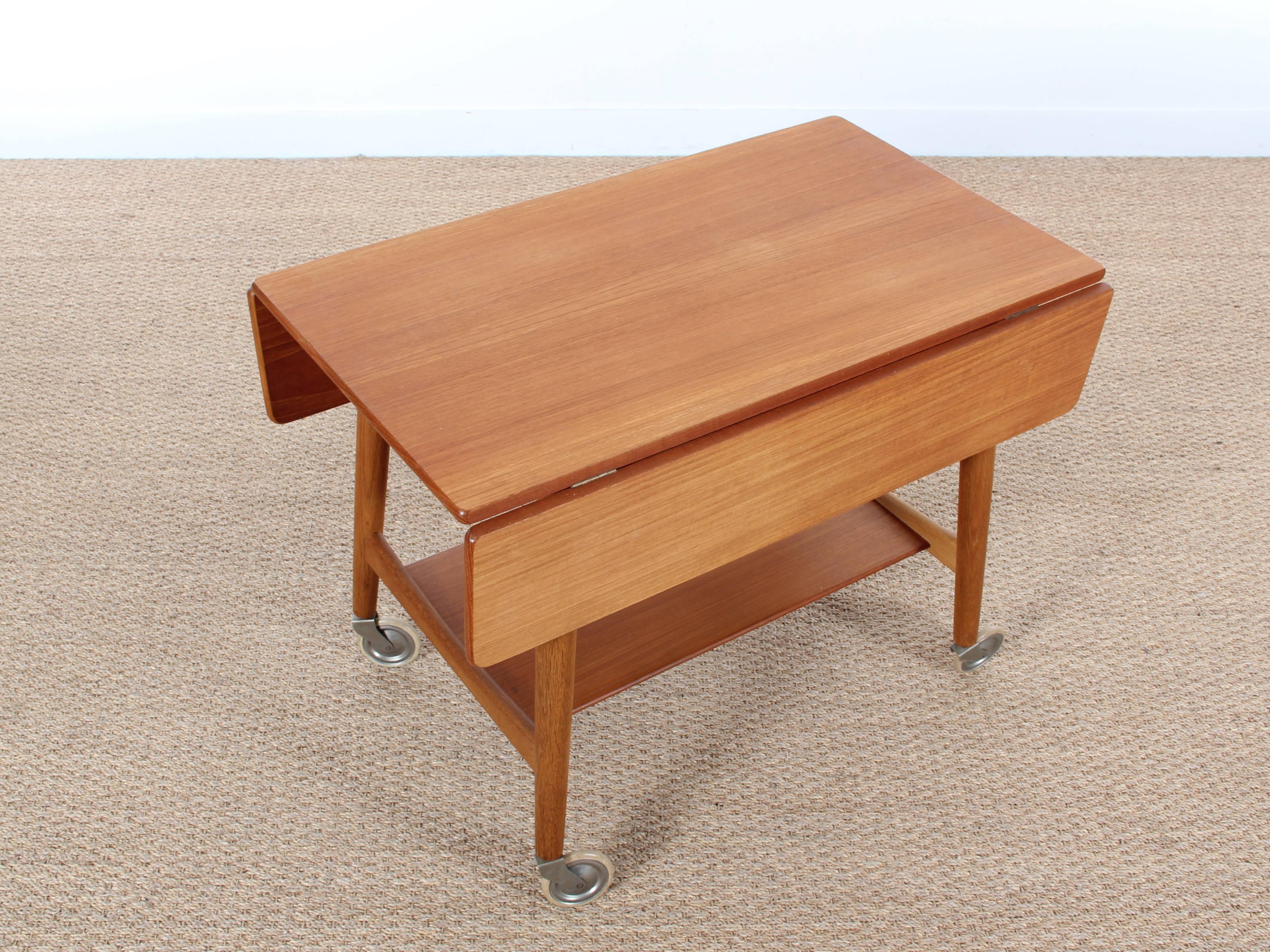 Mid-Century Modern Danish Occasional Table by Hans Wegner In Excellent Condition For Sale In Courbevoie, FR