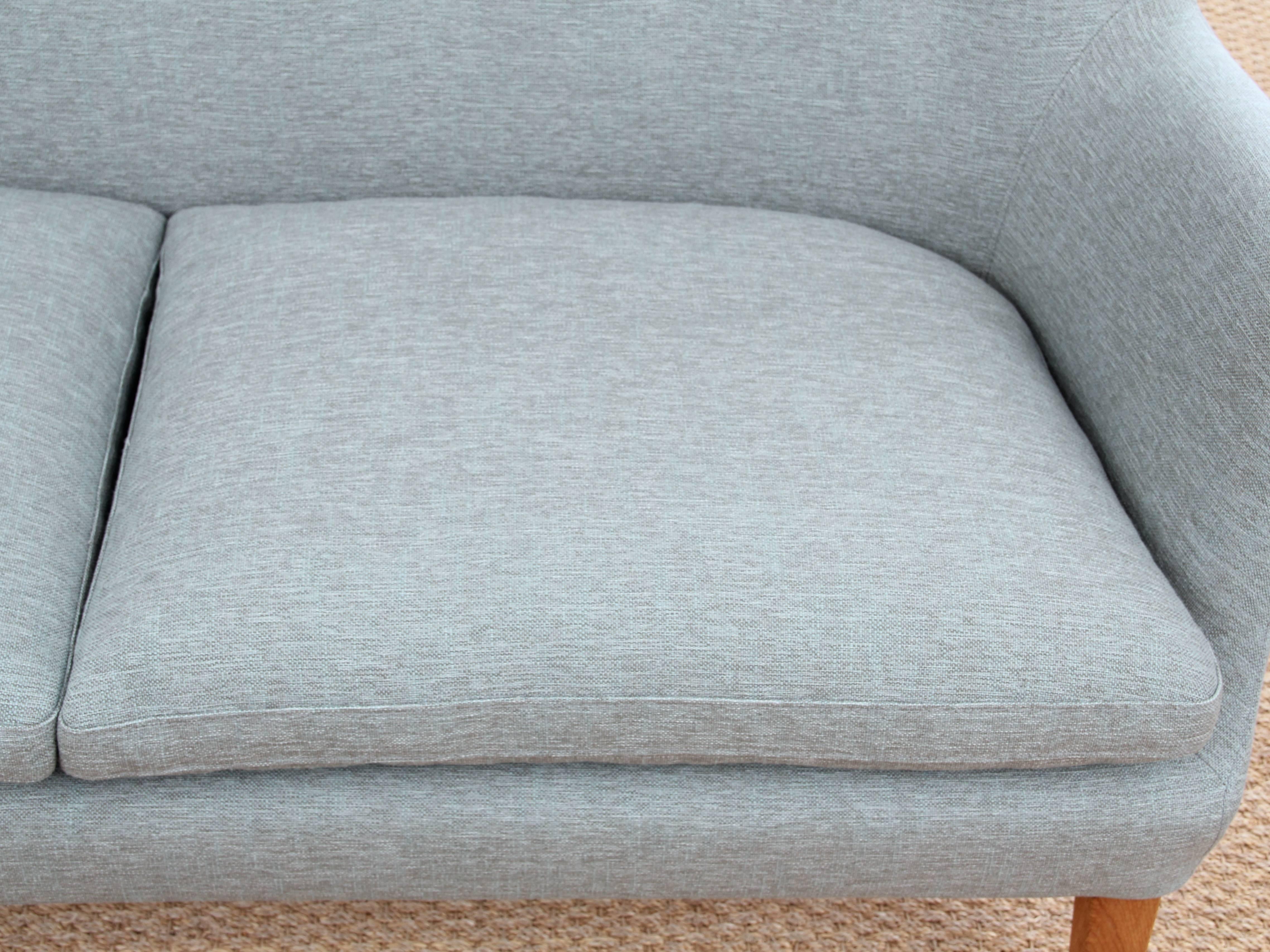 Modernes skandinavisches zweisitziges Sofa von Arne Vodder Av 53 aus der Mitte des Jahrhunderts, neu aufgelegt im Angebot 1