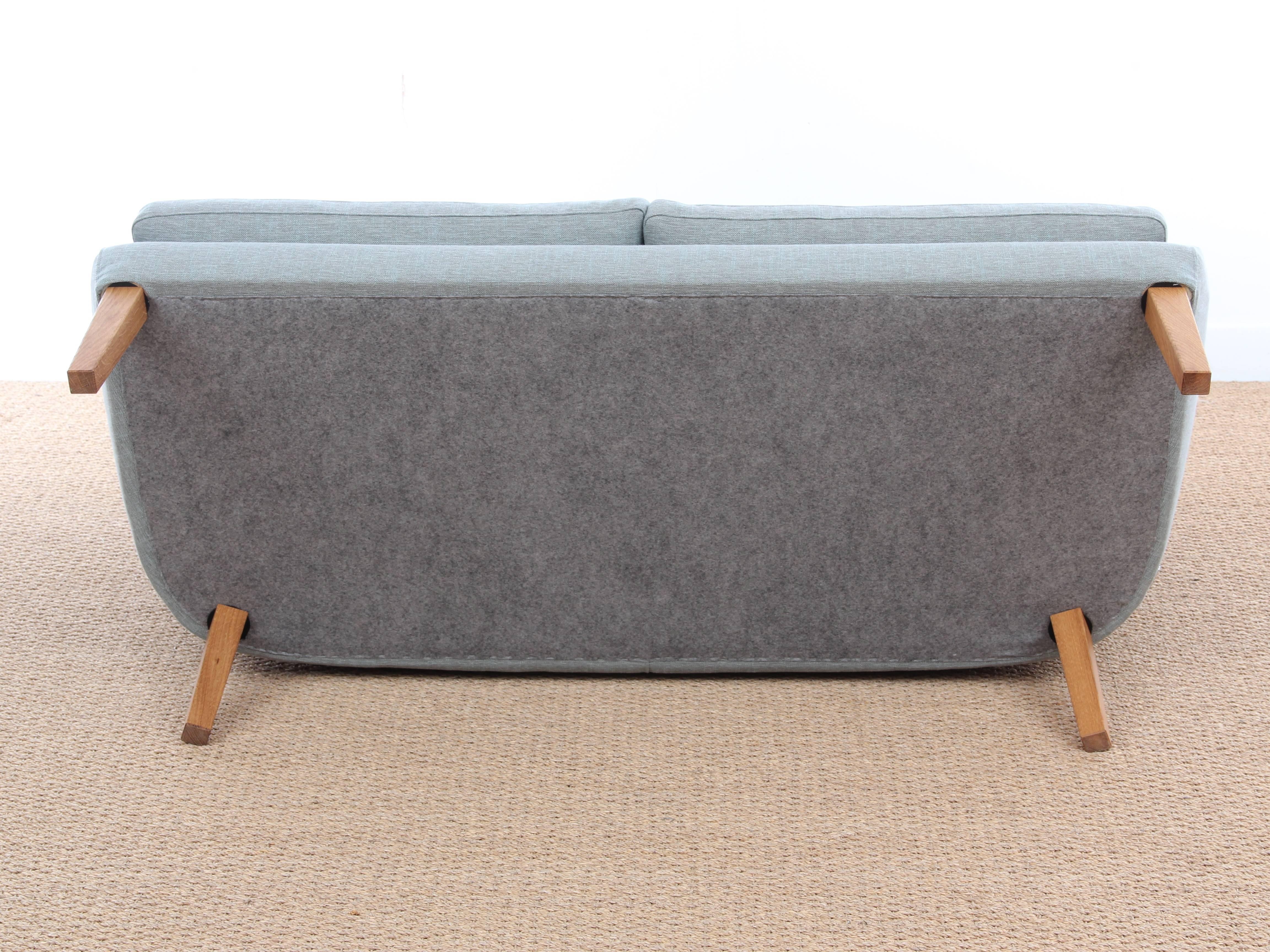 Modernes skandinavisches zweisitziges Sofa von Arne Vodder Av 53 aus der Mitte des Jahrhunderts, neu aufgelegt (Mitte des 20. Jahrhunderts) im Angebot