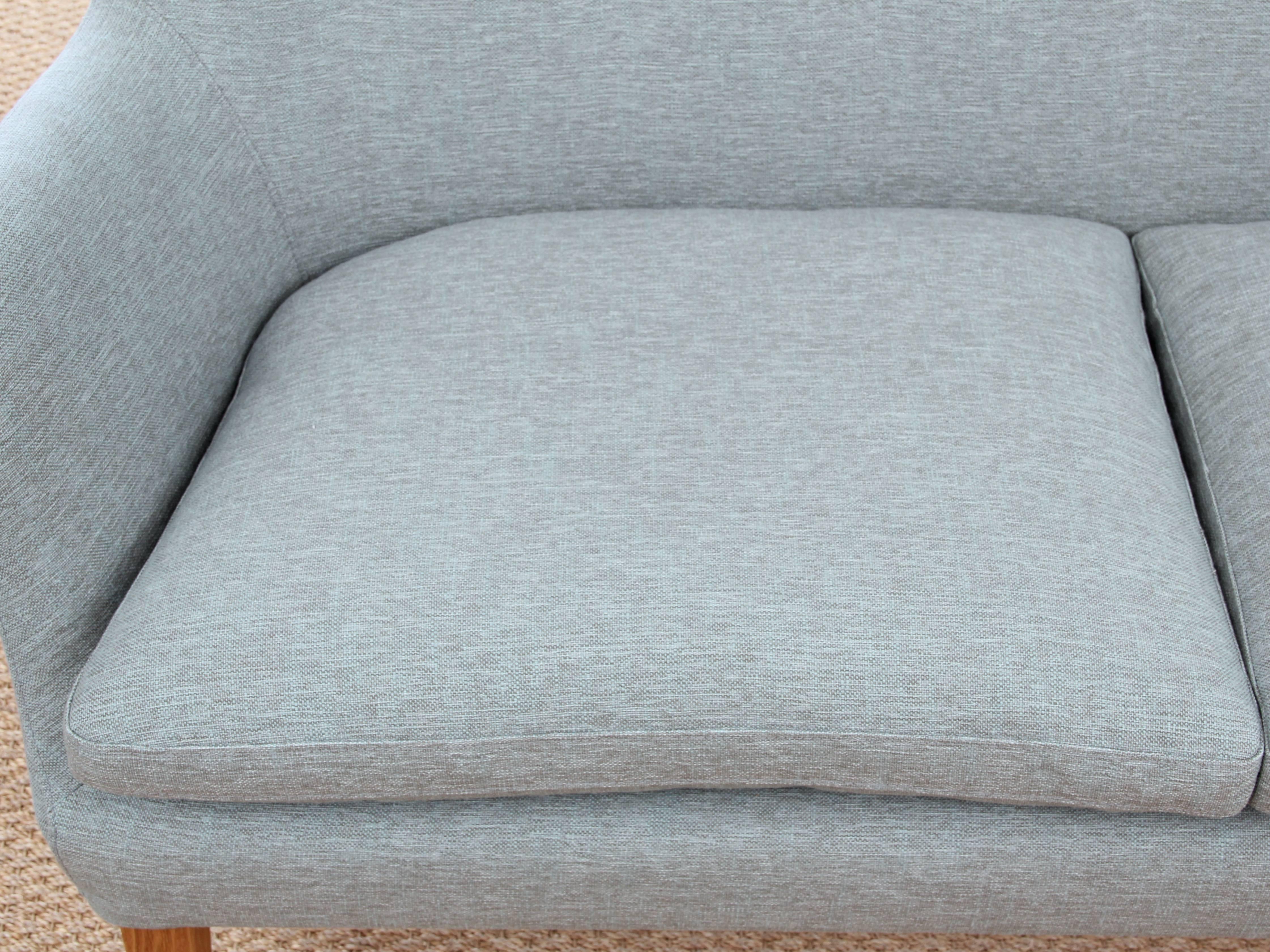 Modernes skandinavisches zweisitziges Sofa von Arne Vodder Av 53 aus der Mitte des Jahrhunderts, neu aufgelegt (Stoff) im Angebot