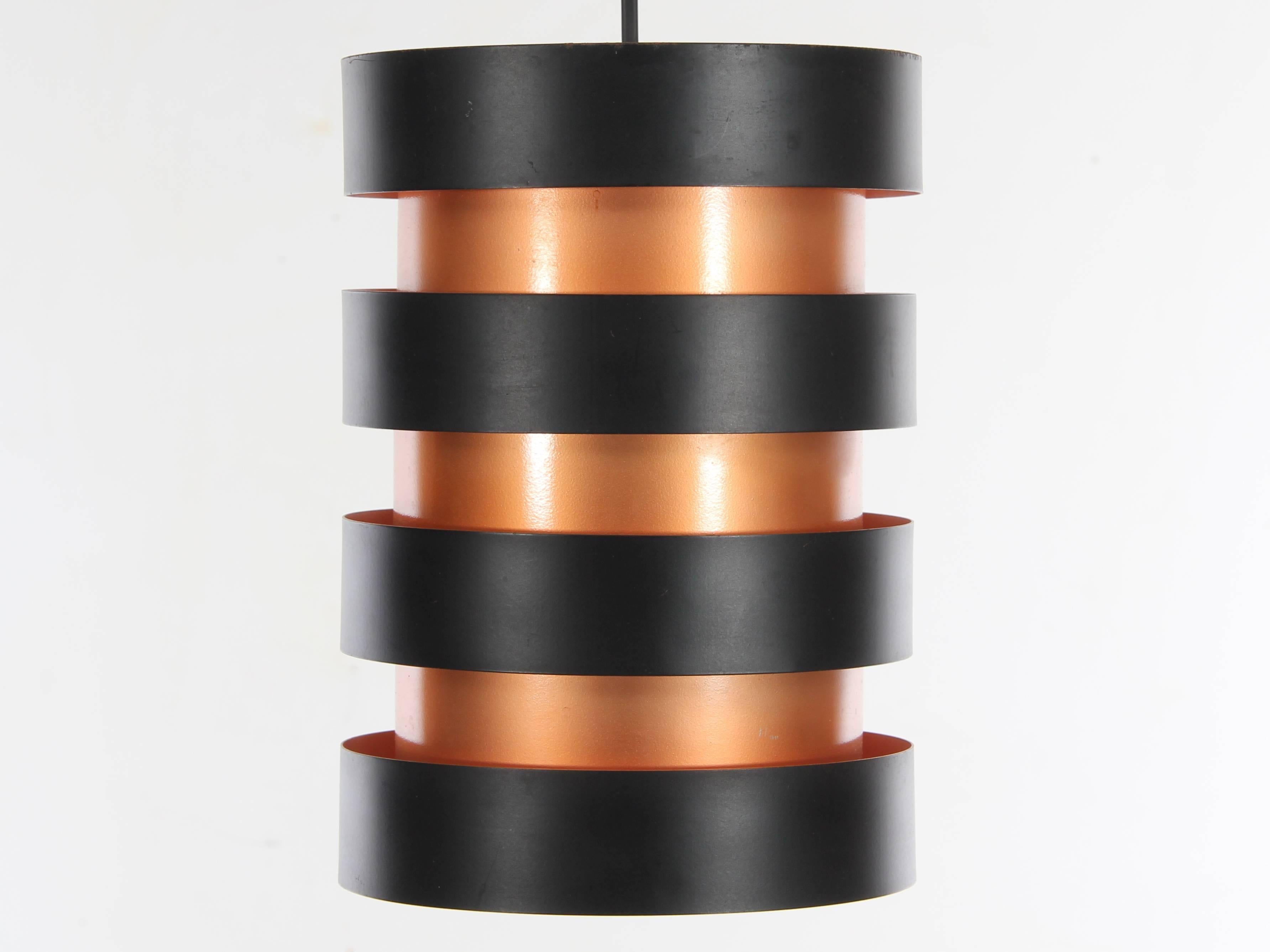 Lampe pendante moderne du milieu du siècle modèle Eiffel par Jo Hammerborg. Nouveau système électrique conforme aux normes européennes et américaines. Ampoule E27. Câble textile noir.