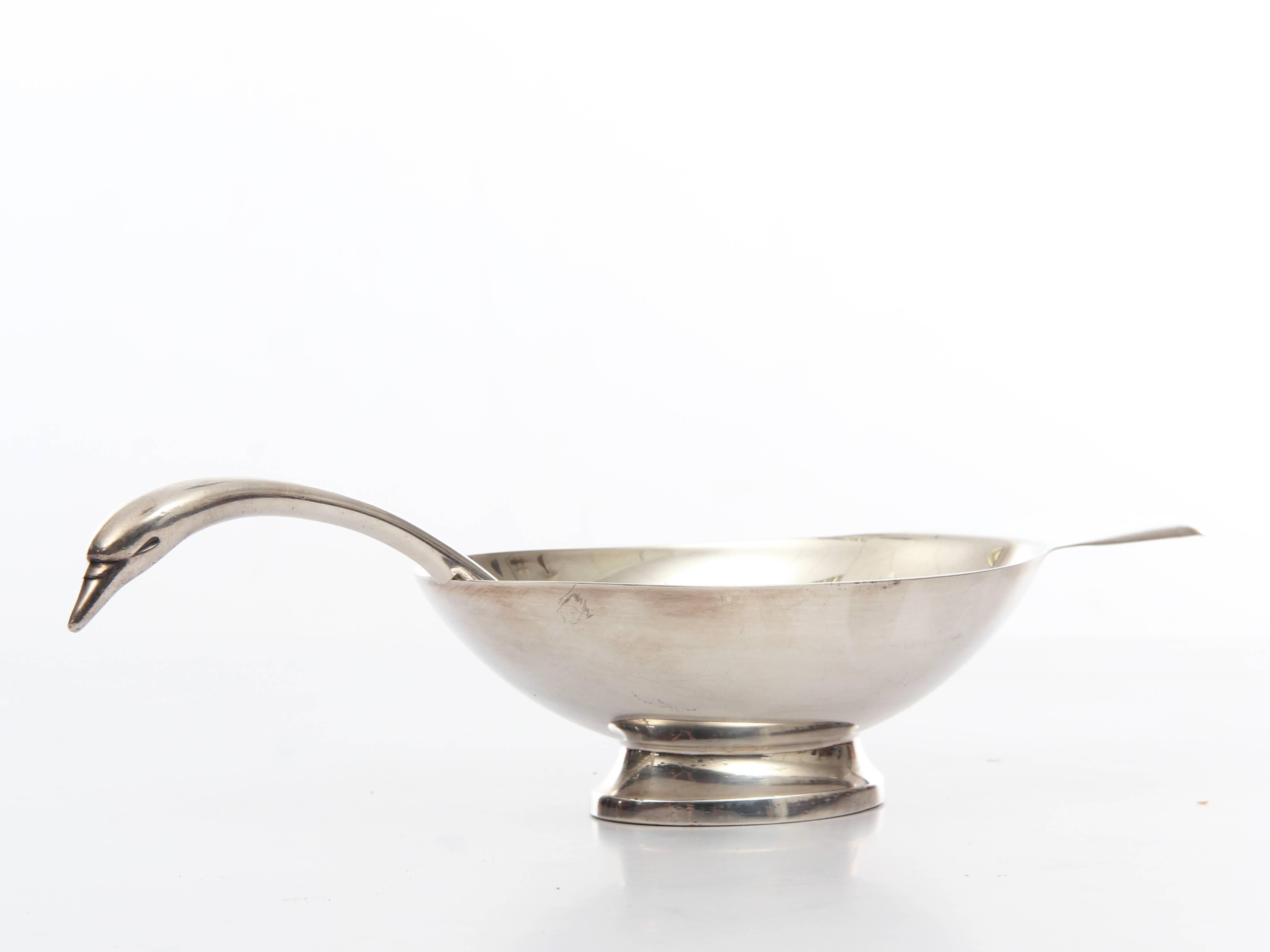 Christofle Gallia "Swan" sauceboat with serving ladle design by Christian Fjerdingstad (1891-1968) a Danish silversmith and design consultant for Christofle between 1924-1939.