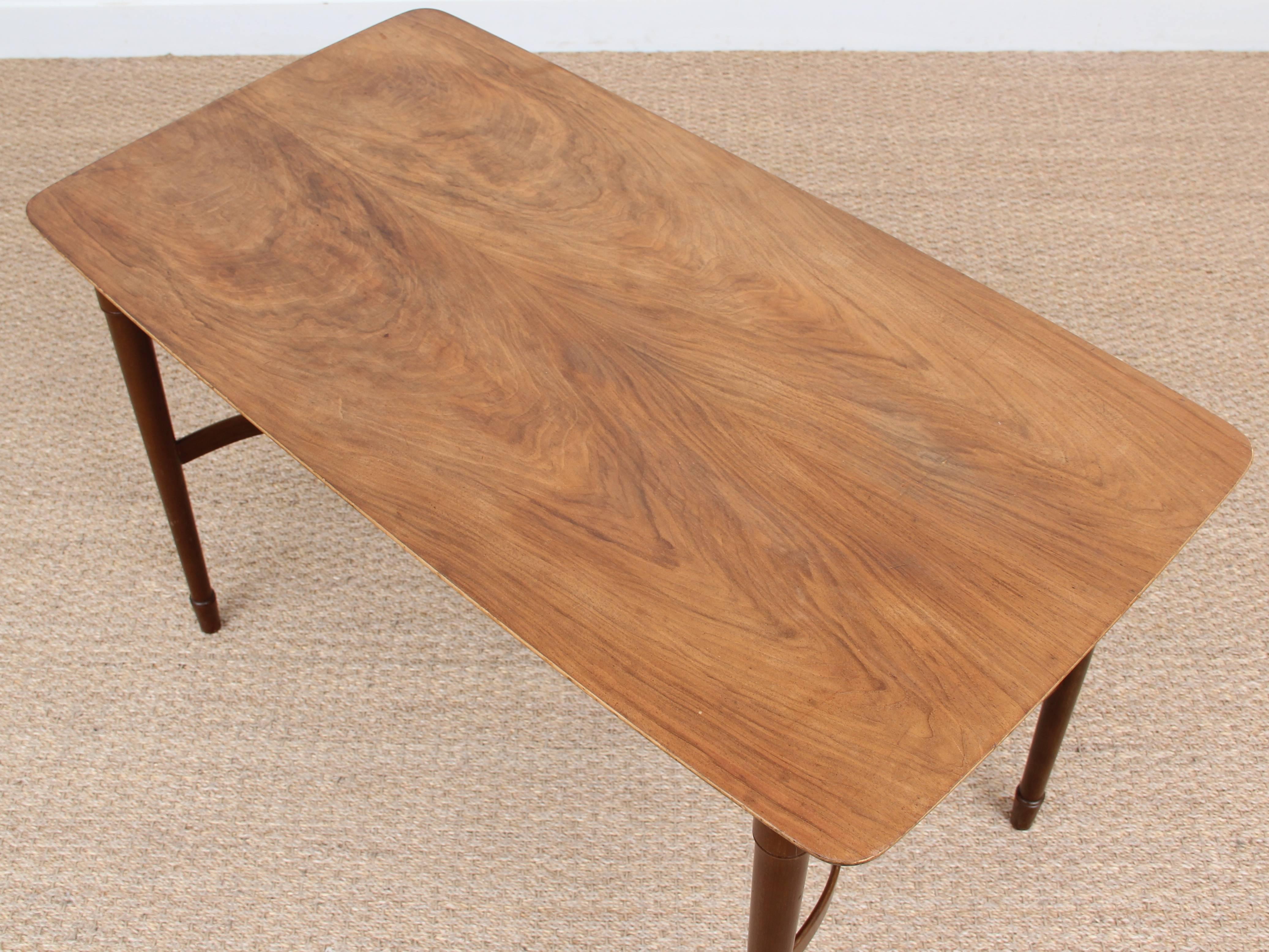 Mid-Century Modern Coffee Table in Walnut For Sale 2