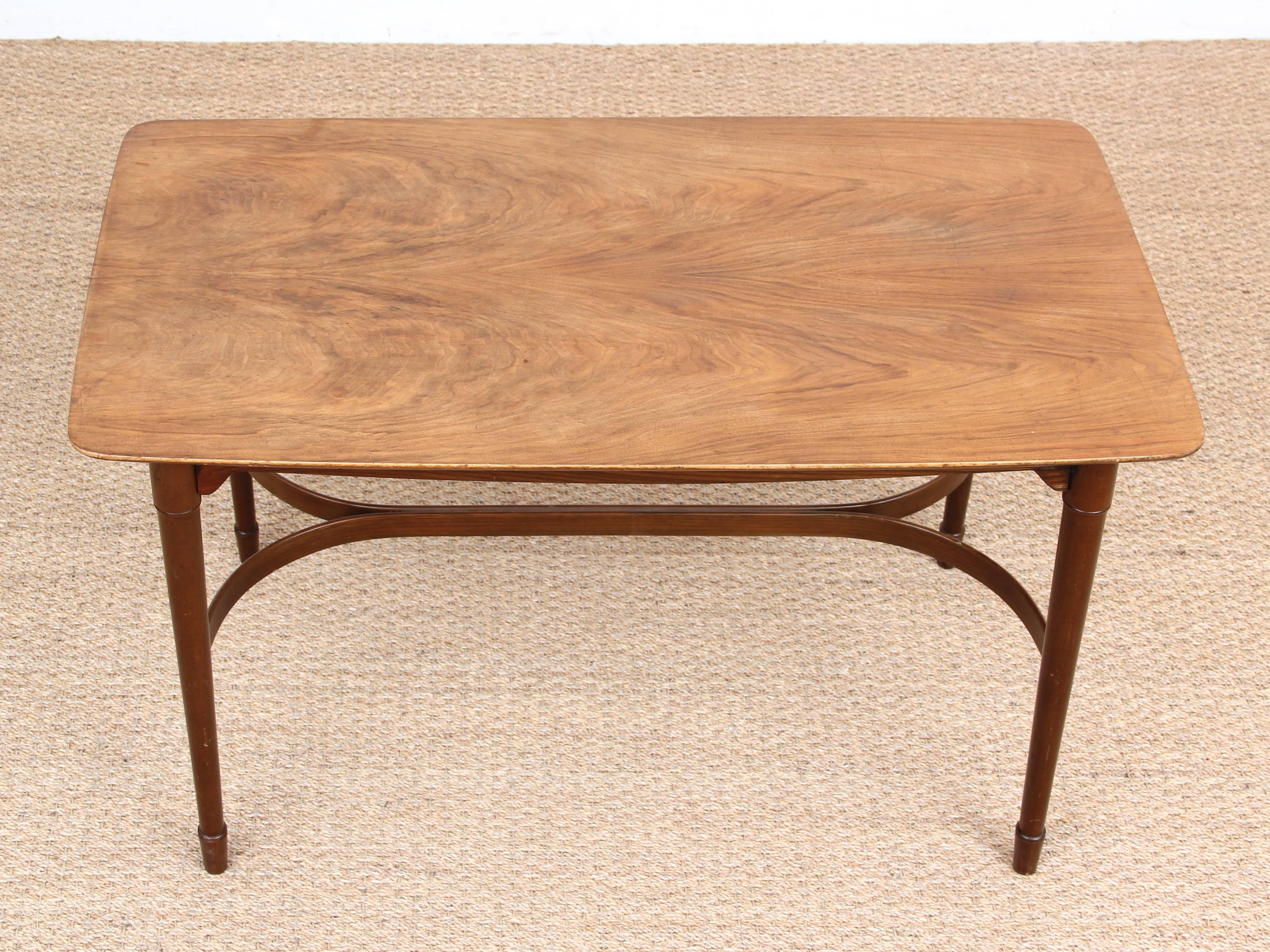 Mid-Century Modern Coffee Table in Walnut For Sale 1