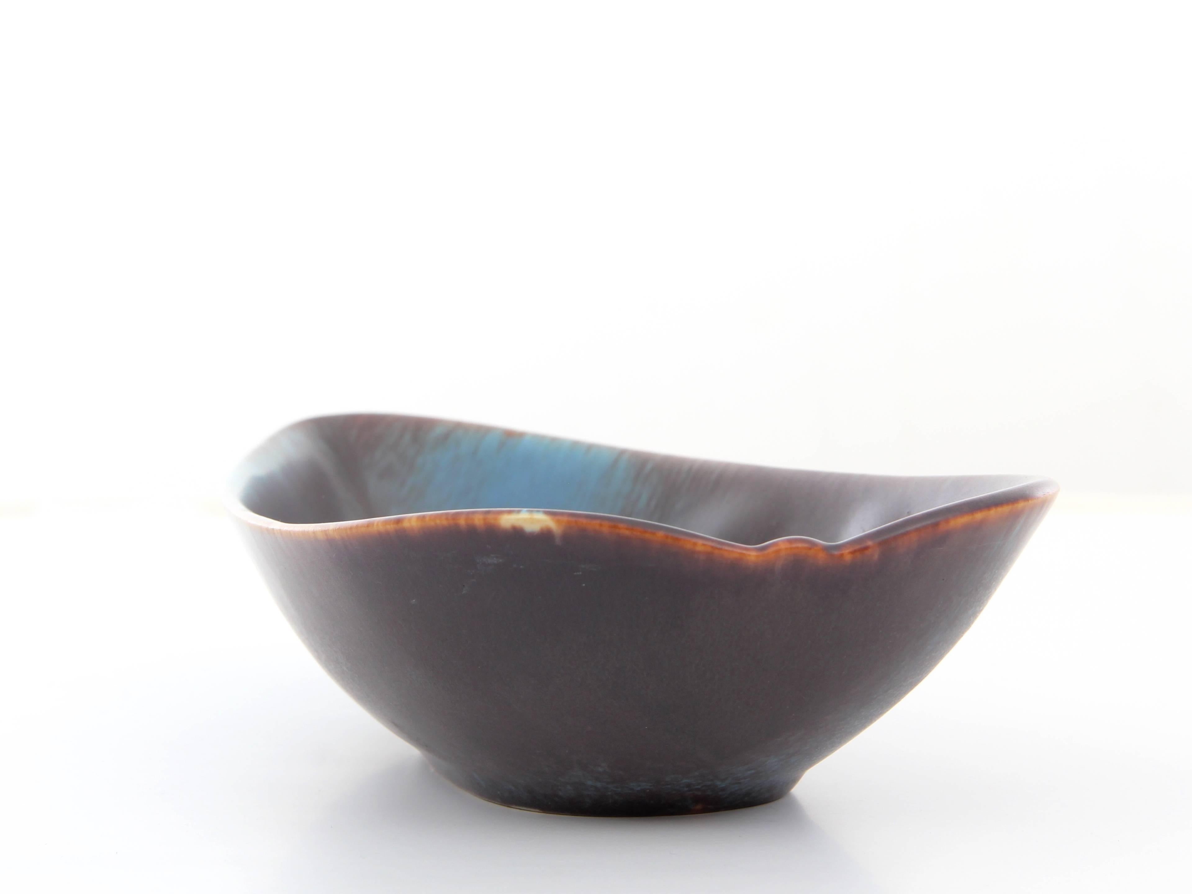 Svedese Vassoio a forma di foglia in Haresfur marrone e blu di Gunnar Nylund in vendita