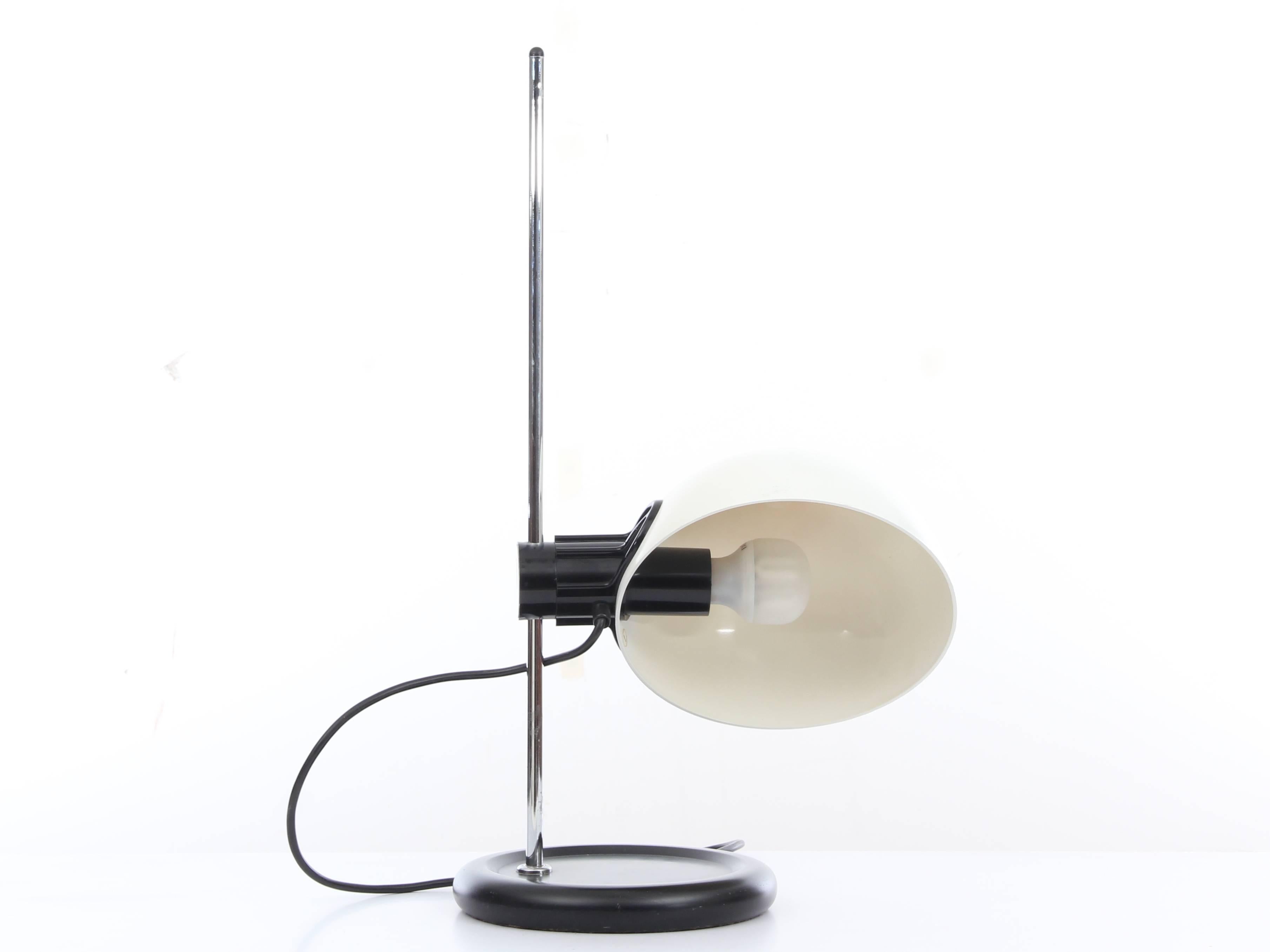 Lampe italienne mi-siècle moderne par Harvey Guzzini Excellent état - En vente à Courbevoie, FR