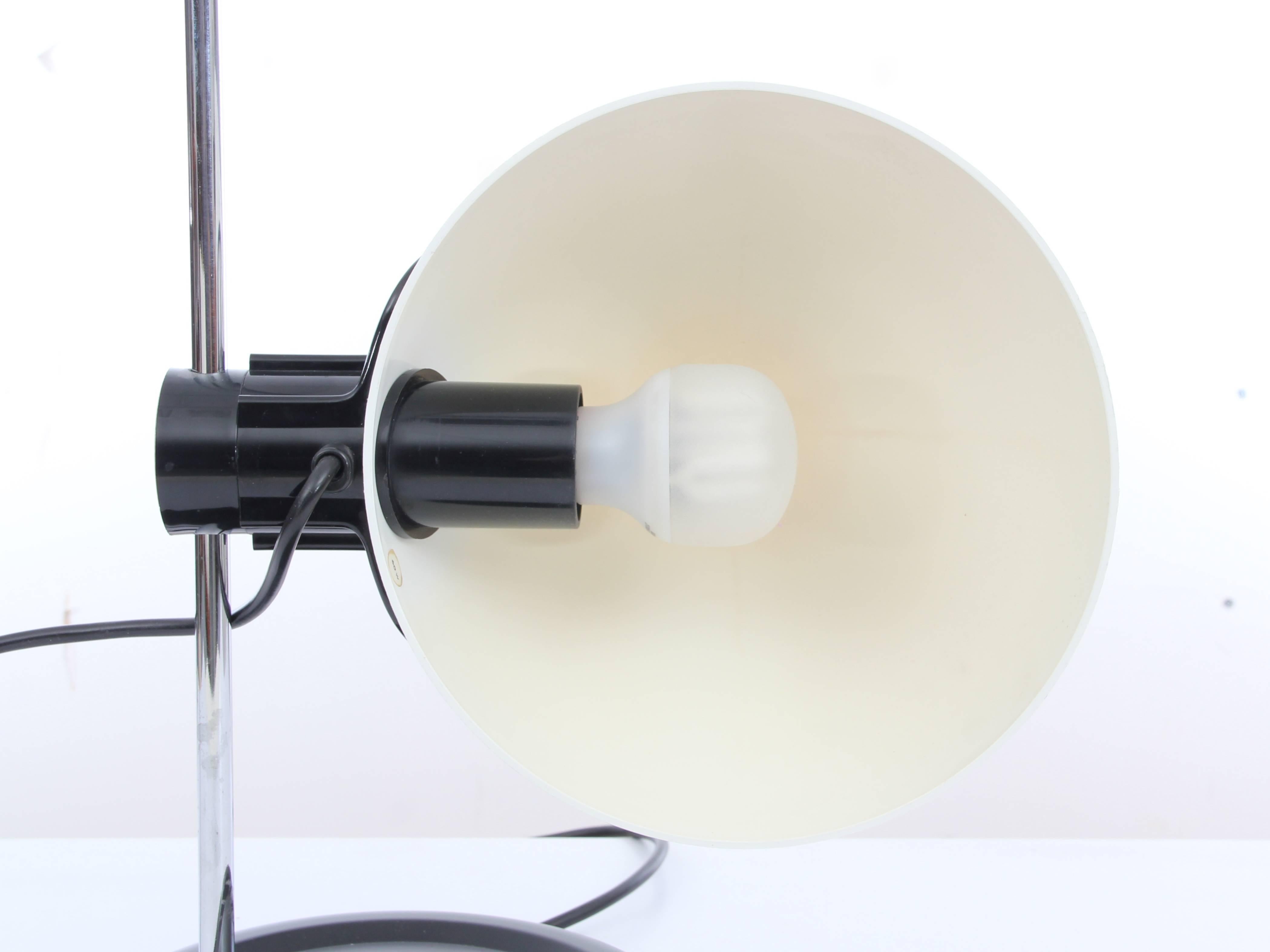 Acier Lampe italienne mi-siècle moderne par Harvey Guzzini en vente